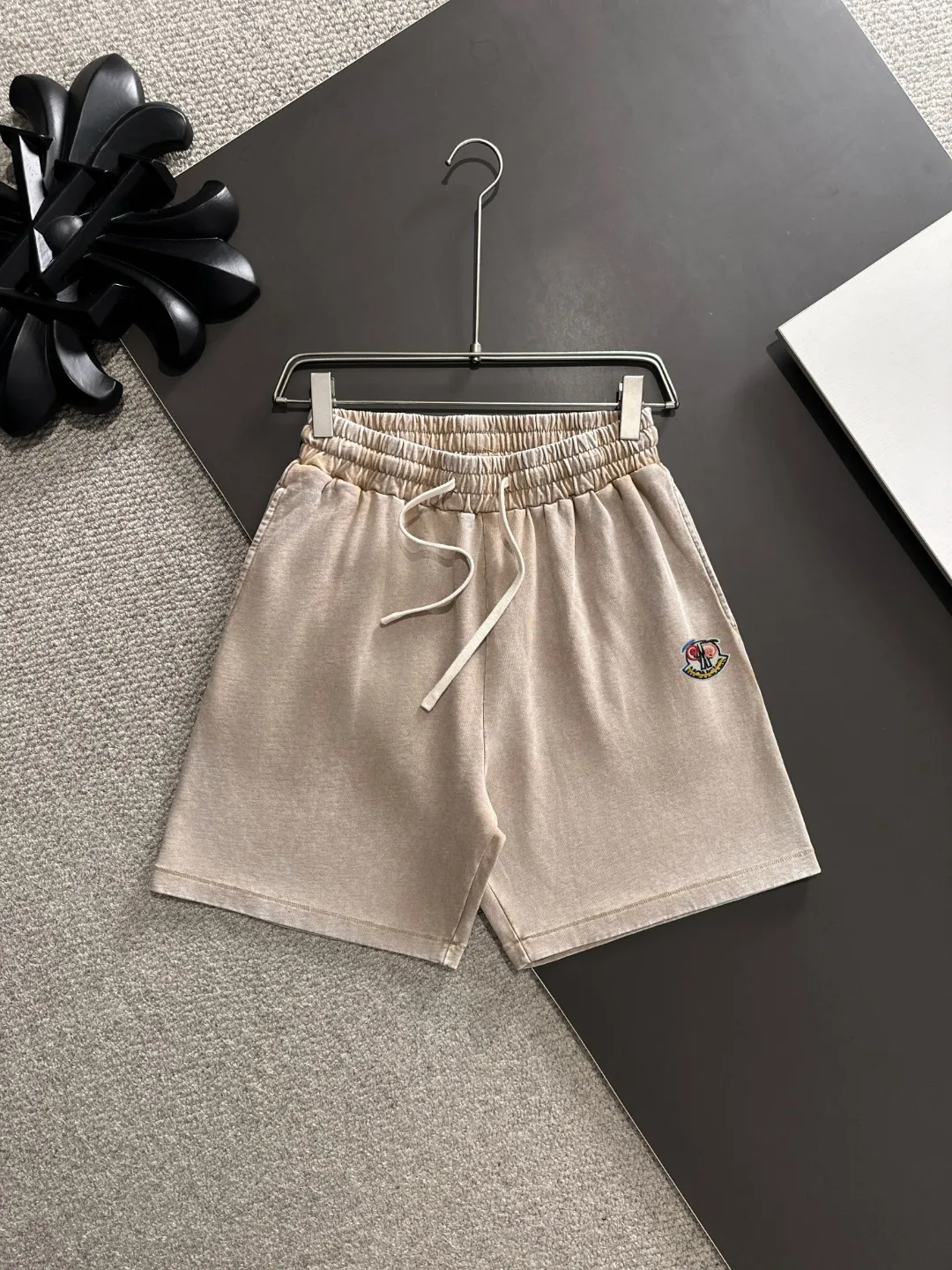 Next day shipment P300 High quality MONCLER/muzzle 2025 spring and summer new style high-definition elastic band casual solid color loose shorts, made with machines imported from Italy. The hem of the trousers is stitched with two needles. The stitching is fine and firm. The fabric is customized at the counter and has high breathability and comfort. The details are impeccable. The brand element design concept reflects high quality. It feels delicate and soft! It presents a casual cut and the upper body shape is great! Size: S-XXL