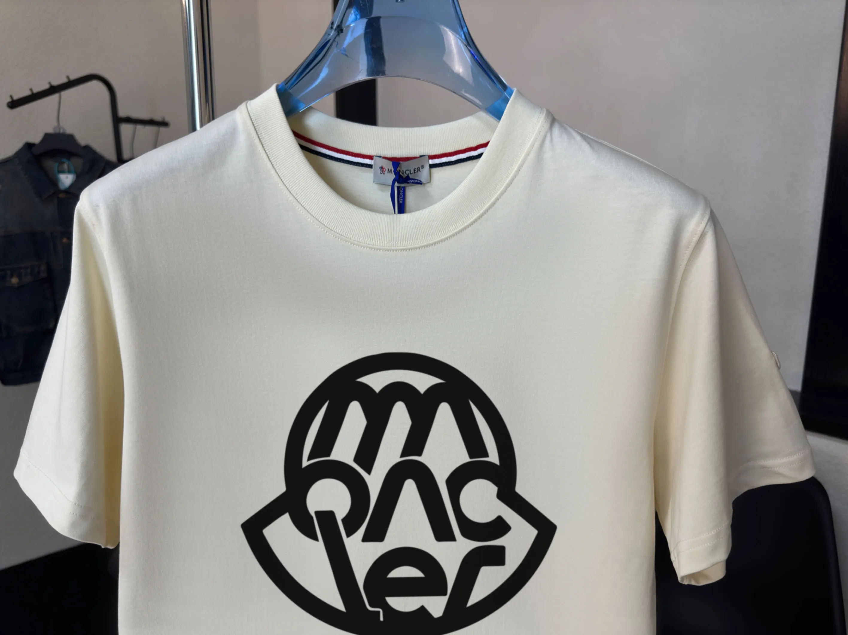 P140 Upgraded version "Mobile phone smart sensor ~ NFC chip armband ~ Direct access to the official website for anti-counterfeiting" "Moncler ~ Mouth Mouth" 2025 new high-quality round neck short-sleeved T-shirt. The cuffs have imported embroidered labels. Customized dyeing, very comfortable to touch. Super versatile and good-looking short-sleeved. Complete with three labels. Non-market ordinary version. Feel free to compare. Quality is absolutely guaranteed! ‼ First of all, this original fabric is all custom-woven with 32-count double yarn fabric, 250G, and the weight is the same‼ Fine workmanship, double waistcoat method, double waistcoat method, double waistcoat method makes the whole dress more three-dimensional, which is not a craft that ordinary T-shirts can achieve🤪 Size: S-M-L-XL-2XL Color: black, white, apricot, same style for men and women