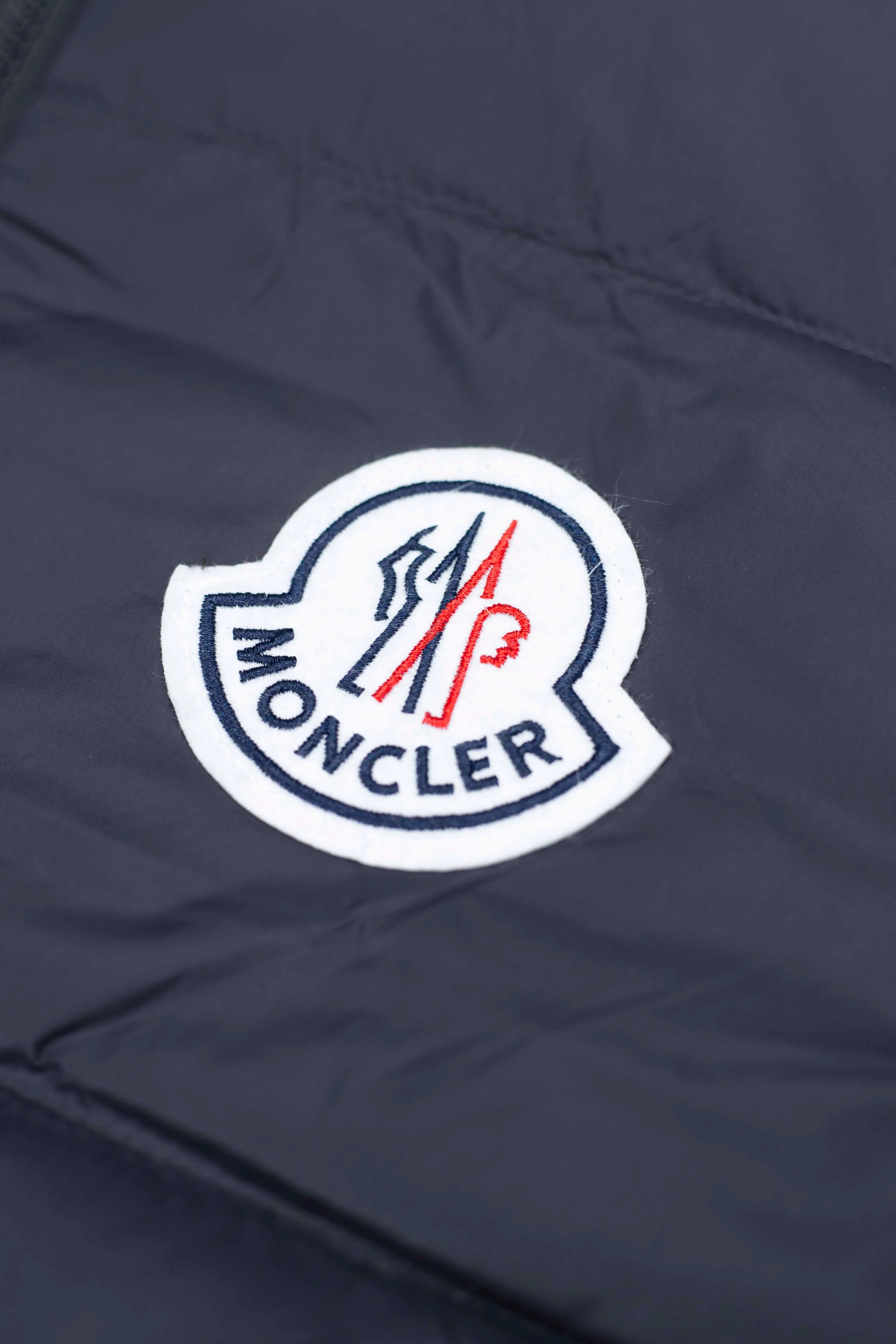 P610 Style number: [Y103] Moncler0 2025 autumn and winter men's short business loose light goose down jacket. Genuine leather with down, filled with down, stand-up collar with genuine leather, zipper opening and zipper pocket. Size M L XL XXL Color Black