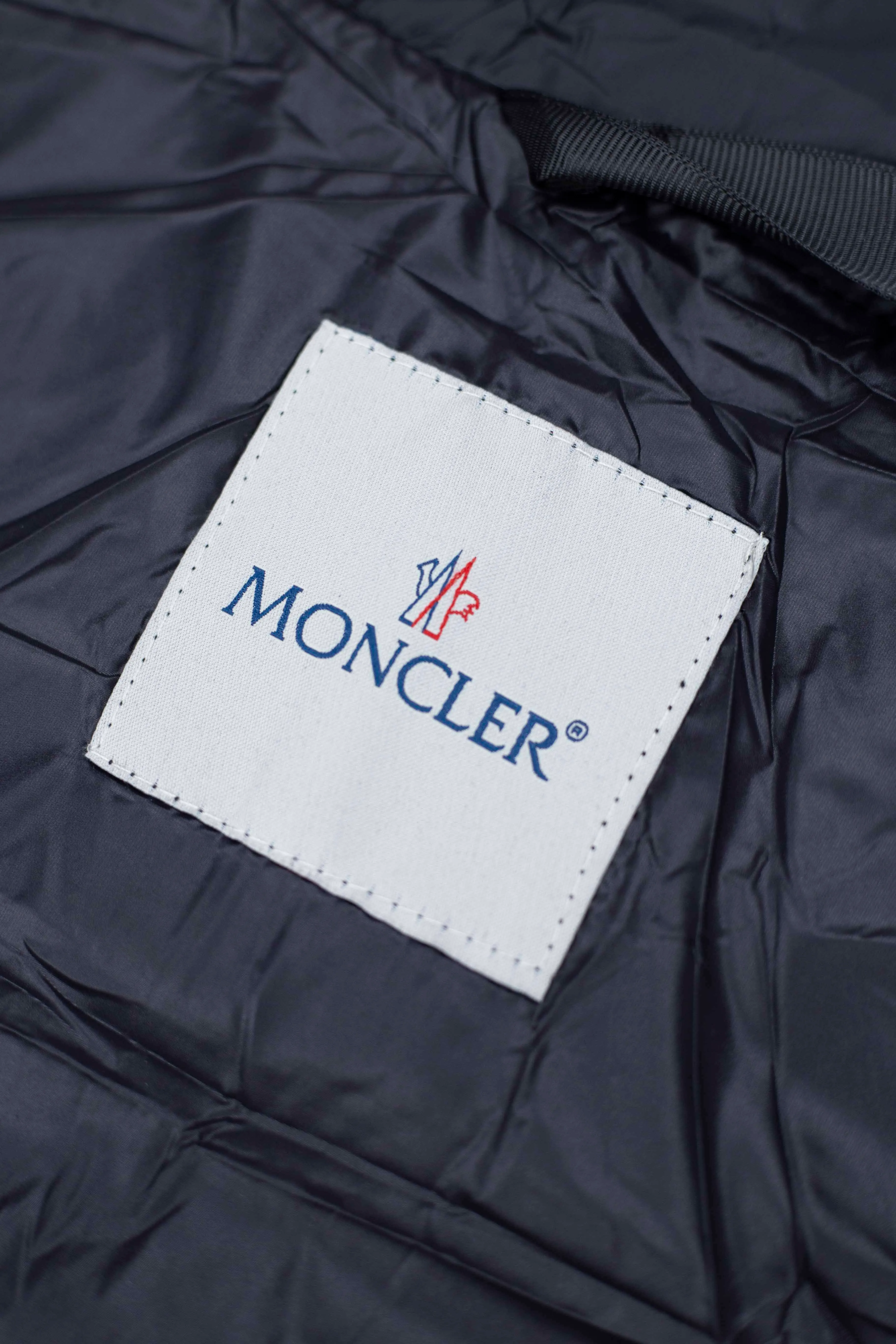 P610 Style number: [Y103] Moncler0 2025 autumn and winter men's short business loose light goose down jacket. Genuine leather with down, filled with down, stand-up collar with genuine leather, zipper opening and zipper pocket. Size M L XL XXL Color Black
