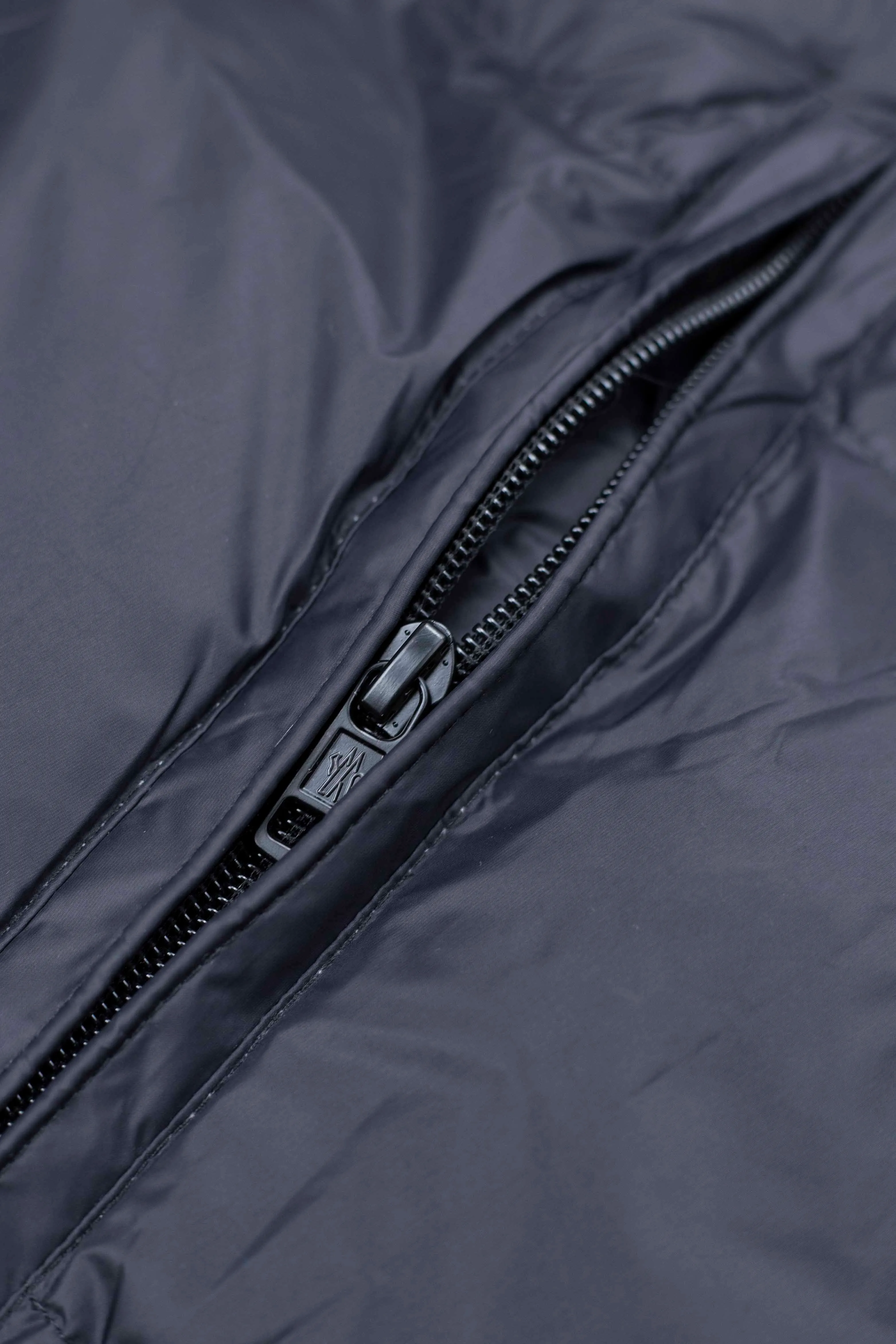 P610 Style number: [Y103] Moncler0 2025 autumn and winter men's short business loose light goose down jacket. Genuine leather with down, filled with down, stand-up collar with genuine leather, zipper opening and zipper pocket. Size M L XL XXL Color Black