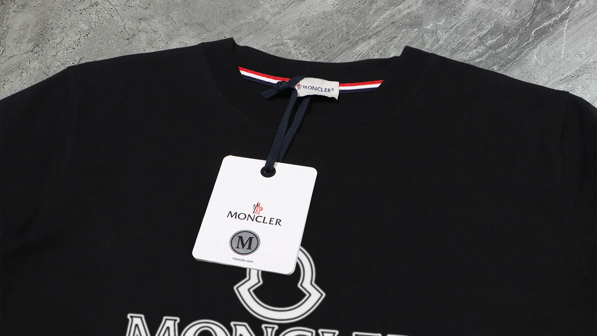 P210 High-version sweatshirt) [Long-term stock] 〖𝐌𝐎𝐍𝐂𝐋𝐄𝐑~Mask〗 Made of 440g heavy-weight fabric. It is different from the market currency. It can be matched with any variety and is properly handsome. 😎The whole dress is made of double waistcoats. The double waistcoats make the whole dress more three-dimensional. Not ordinary factories can do such fine work. 2025 Spring runway version of the T stage, on sale at the counter, round neck terry sweatshirt, high-end double-strand pure cotton, custom-made stretch ribs, dyed in the same vat, complete with three standards, matched with exquisite embroidered LOGO on the chest, simple and advanced, same style for men and women. Color: black, apricot, white, size: S M L XL 2XL