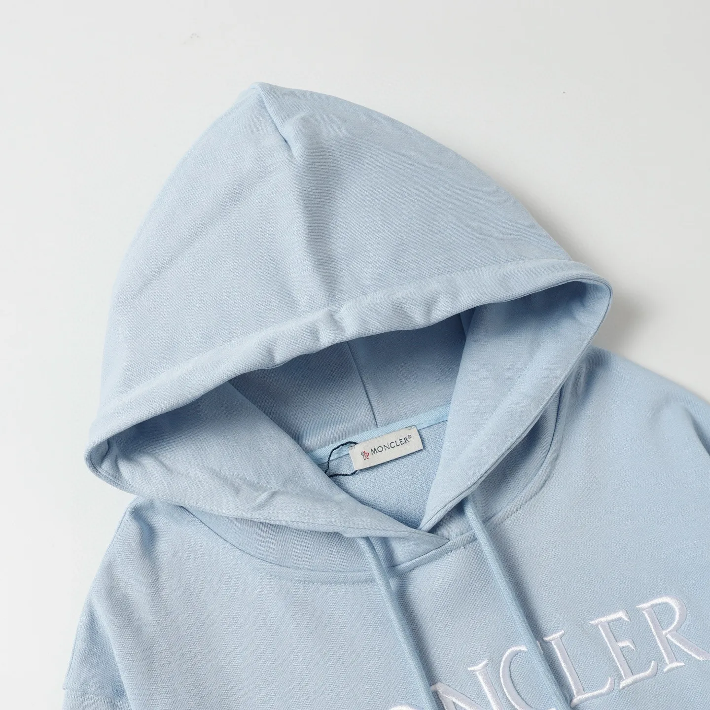P246 Style number: 853 〈MONCLER〉Mongolian embroidered hooded sweatshirt. The price of the Mongolian sweatshirt is actually quite advantageous. Anyone who has been to the counter should know that the price of the Mongolian hooded sweatshirt is not much cheaper than Gucci Burberry. It is just relatively low-key and unwilling to hype. It is a picture that you want to buy or not. The aloof existence... ✅Original custom-made with logo eyelets and hood ✅460g 100% cotton wool-eating fabric OS version is too big ✅Matched with the original high-weight double yarn thread ✅Correct three-needle and five-thread craftsmanship Chain edge Color: black white sky blue khaki Size S M L