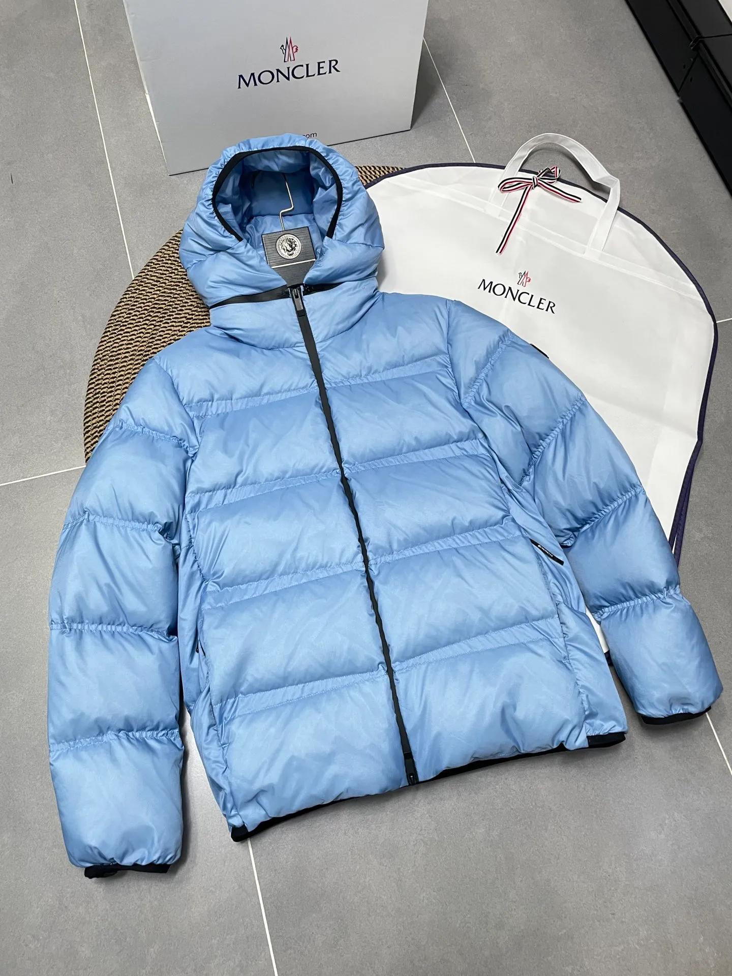 P840 🆕❤️2️⃣0️⃣2️⃣4️⃣🆕Special grade down⬆️Moncler Masac men's short down jacket. A must-have item for fabric control. 2024 new technical fabric. Extremely lightweight. Ultra-light and ultra-white gooseneck filling. Cleanliness ceiling. 850+ fill power. ⚠️Special grade product with complete barcode numbers and consistent with the official website. The tag has built-in NFC electronic sensor anti-counterfeiting. It supports multiple anti-counterfeiting verifications. It comes standard with a full set of gift box packaging at the counter. Masac men's short down jacket is made of protective materials and decorated with geometric quilting, which is lightweight and warm.  The Masac men's down jacket combines cutting-edge fabrics with innovative details. Short design made from lightweight, fine-grained tear-resistant functional fabric for durability and practicality. Lightweight and warm, it's finished with gusseted quilting. Comes with removable hood. Details •Made from ripstop fabric •Fine soft ripstop lining •Down filled •Removable hood •Two-way zipper closure •Zip pockets •Elasticized cuffs and hem Size: 1-5 Black/Blue Couple's