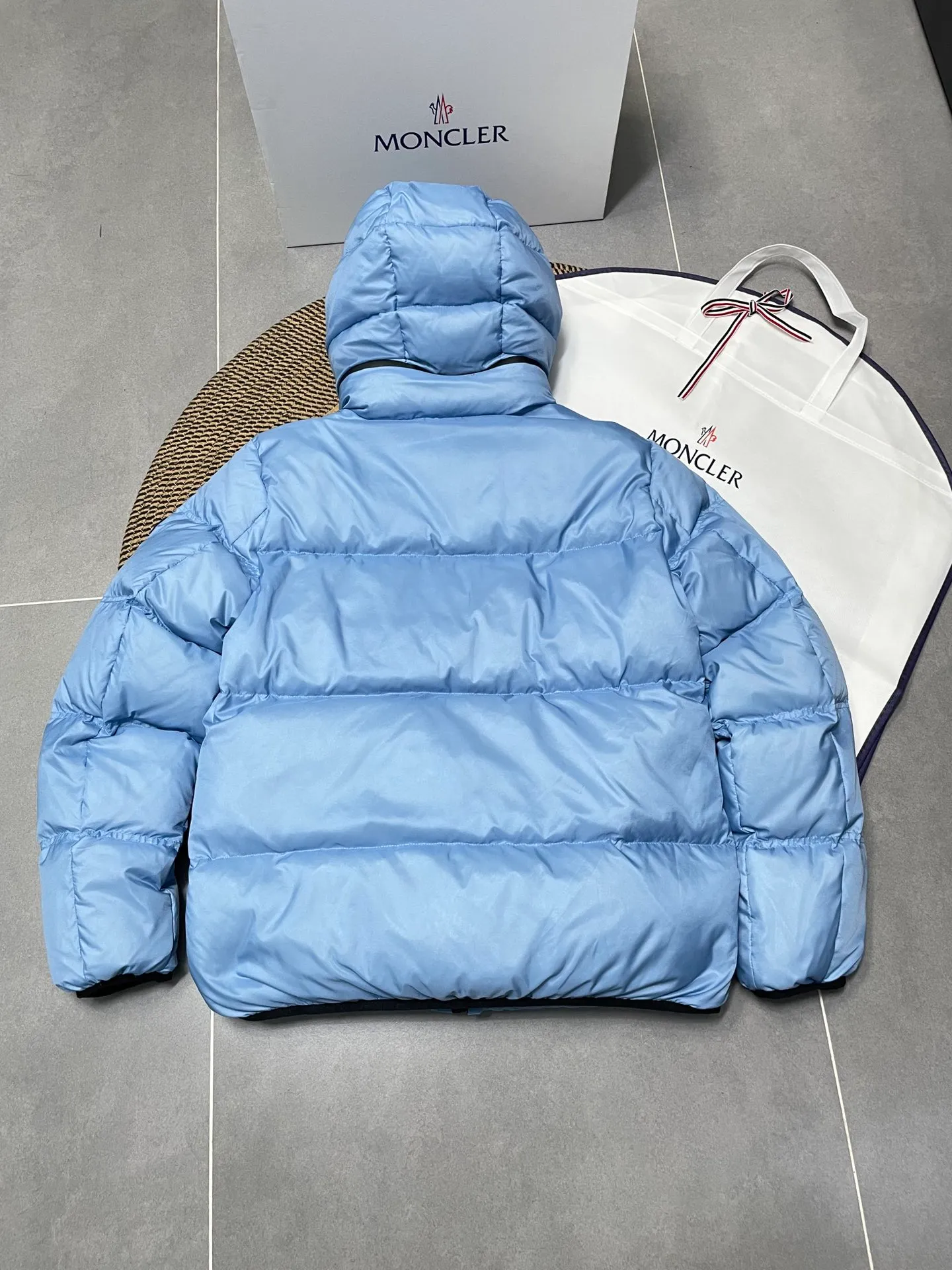 P840 🆕❤️2️⃣0️⃣2️⃣4️⃣🆕Special grade down⬆️Moncler Masac men's short down jacket. A must-have item for fabric control. 2024 new technical fabric. Extremely lightweight. Ultra-light and ultra-white gooseneck filling. Cleanliness ceiling. 850+ fill power. ⚠️Special grade product with complete barcode numbers and consistent with the official website. The tag has built-in NFC electronic sensor anti-counterfeiting. It supports multiple anti-counterfeiting verifications. It comes standard with a full set of gift box packaging at the counter. Masac men's short down jacket is made of protective materials and decorated with geometric quilting, which is lightweight and warm.  The Masac men's down jacket combines cutting-edge fabrics with innovative details. Short design made from lightweight, fine-grained tear-resistant functional fabric for durability and practicality. Lightweight and warm, it's finished with gusseted quilting. Comes with removable hood. Details •Made from ripstop fabric •Fine soft ripstop lining •Down filled •Removable hood •Two-way zipper closure •Zip pockets •Elasticized cuffs and hem Size: 1-5 Black/Blue Couple's