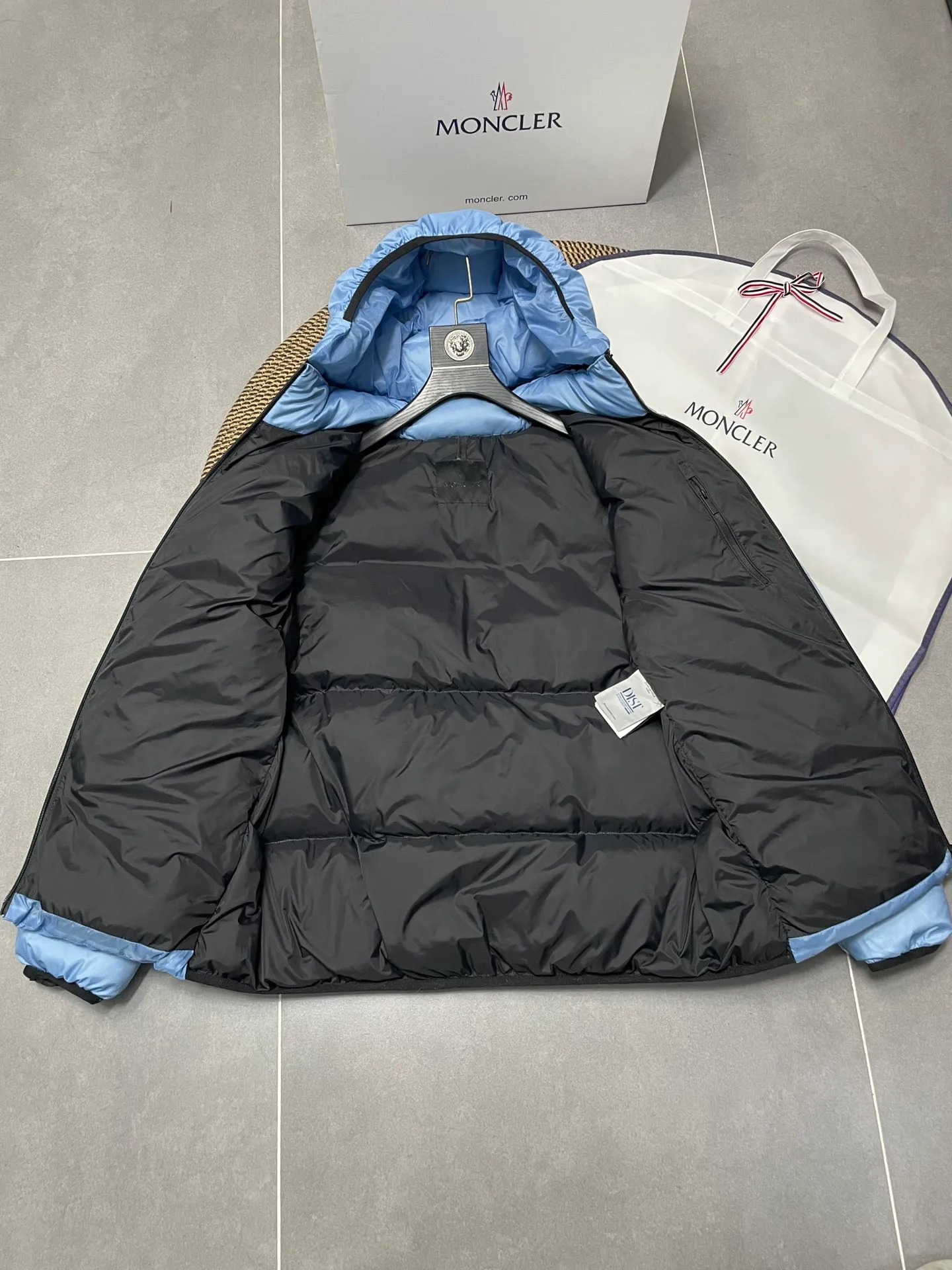 P840 🆕❤️2️⃣0️⃣2️⃣4️⃣🆕Special grade down⬆️Moncler Masac men's short down jacket. A must-have item for fabric control. 2024 new technical fabric. Extremely lightweight. Ultra-light and ultra-white gooseneck filling. Cleanliness ceiling. 850+ fill power. ⚠️Special grade product with complete barcode numbers and consistent with the official website. The tag has built-in NFC electronic sensor anti-counterfeiting. It supports multiple anti-counterfeiting verifications. It comes standard with a full set of gift box packaging at the counter. Masac men's short down jacket is made of protective materials and decorated with geometric quilting, which is lightweight and warm.  The Masac men's down jacket combines cutting-edge fabrics with innovative details. Short design made from lightweight, fine-grained tear-resistant functional fabric for durability and practicality. Lightweight and warm, it's finished with gusseted quilting. Comes with removable hood. Details •Made from ripstop fabric •Fine soft ripstop lining •Down filled •Removable hood •Two-way zipper closure •Zip pockets •Elasticized cuffs and hem Size: 1-5 Black/Blue Couple's