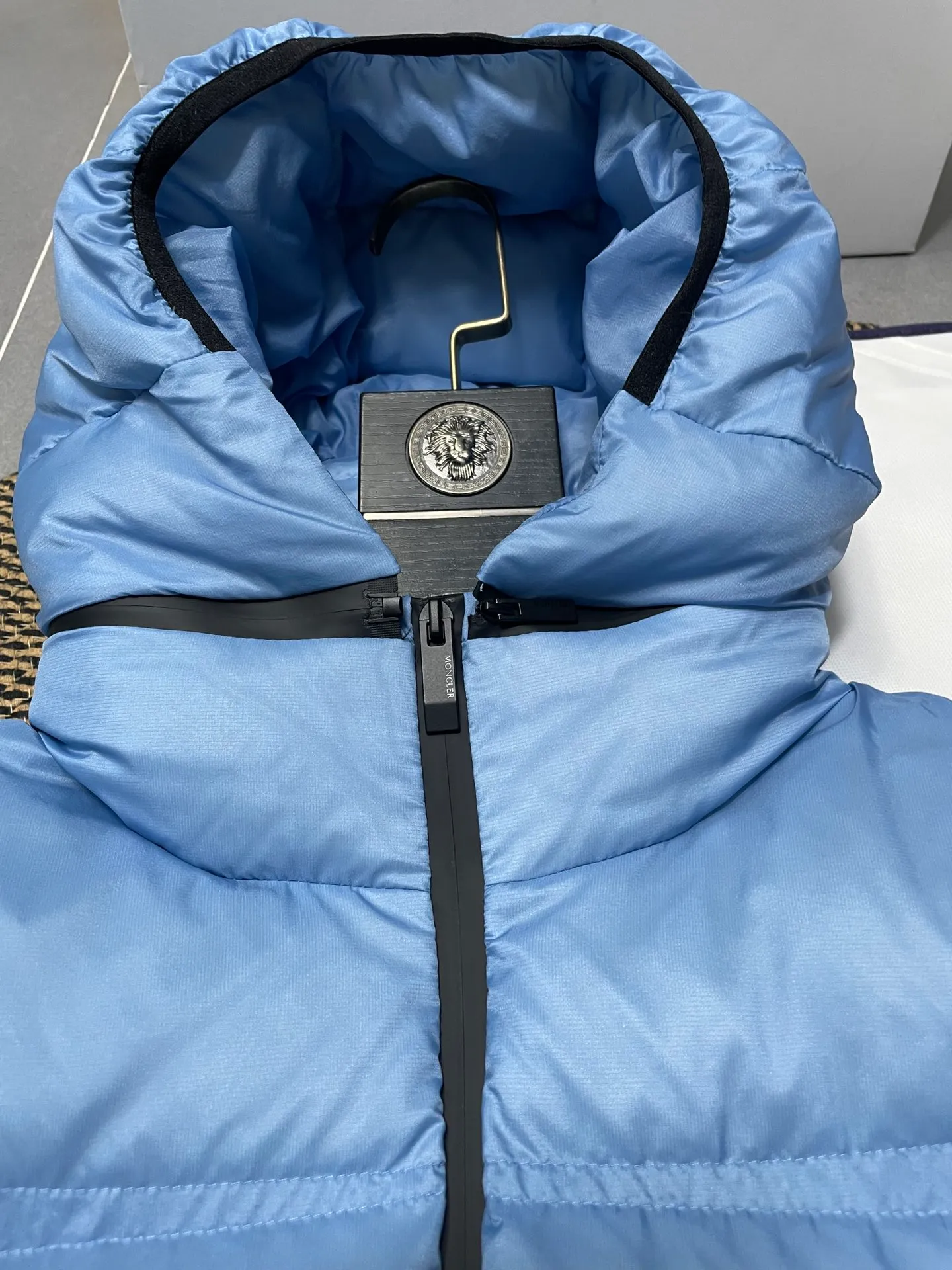 P840 🆕❤️2️⃣0️⃣2️⃣4️⃣🆕Special grade down⬆️Moncler Masac men's short down jacket. A must-have item for fabric control. 2024 new technical fabric. Extremely lightweight. Ultra-light and ultra-white gooseneck filling. Cleanliness ceiling. 850+ fill power. ⚠️Special grade product with complete barcode numbers and consistent with the official website. The tag has built-in NFC electronic sensor anti-counterfeiting. It supports multiple anti-counterfeiting verifications. It comes standard with a full set of gift box packaging at the counter. Masac men's short down jacket is made of protective materials and decorated with geometric quilting, which is lightweight and warm.  The Masac men's down jacket combines cutting-edge fabrics with innovative details. Short design made from lightweight, fine-grained tear-resistant functional fabric for durability and practicality. Lightweight and warm, it's finished with gusseted quilting. Comes with removable hood. Details •Made from ripstop fabric •Fine soft ripstop lining •Down filled •Removable hood •Two-way zipper closure •Zip pockets •Elasticized cuffs and hem Size: 1-5 Black/Blue Couple's
