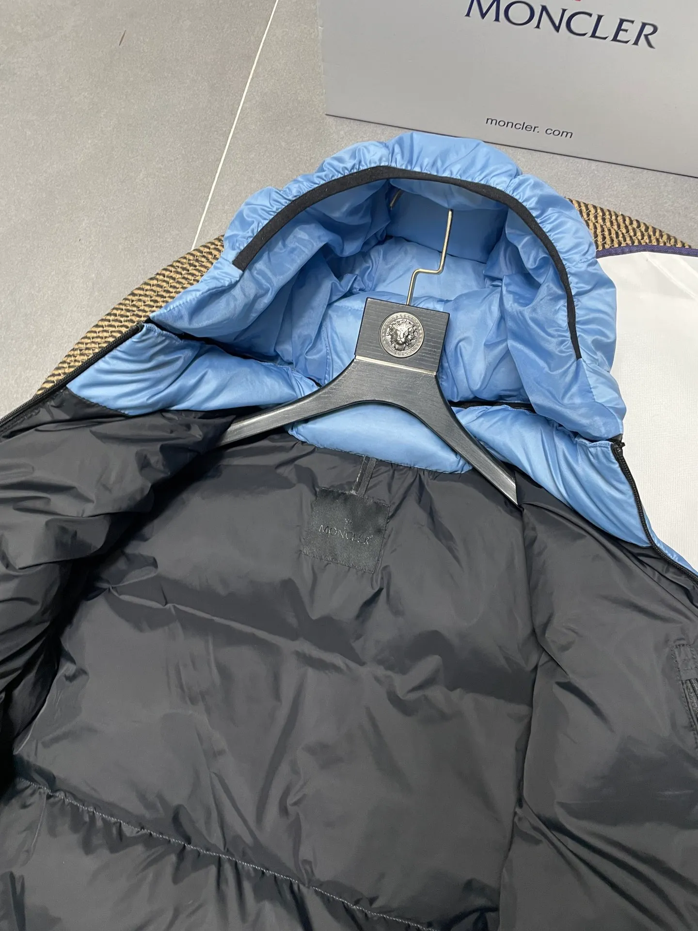 P840 🆕❤️2️⃣0️⃣2️⃣4️⃣🆕Special grade down⬆️Moncler Masac men's short down jacket. A must-have item for fabric control. 2024 new technical fabric. Extremely lightweight. Ultra-light and ultra-white gooseneck filling. Cleanliness ceiling. 850+ fill power. ⚠️Special grade product with complete barcode numbers and consistent with the official website. The tag has built-in NFC electronic sensor anti-counterfeiting. It supports multiple anti-counterfeiting verifications. It comes standard with a full set of gift box packaging at the counter. Masac men's short down jacket is made of protective materials and decorated with geometric quilting, which is lightweight and warm.  The Masac men's down jacket combines cutting-edge fabrics with innovative details. Short design made from lightweight, fine-grained tear-resistant functional fabric for durability and practicality. Lightweight and warm, it's finished with gusseted quilting. Comes with removable hood. Details •Made from ripstop fabric •Fine soft ripstop lining •Down filled •Removable hood •Two-way zipper closure •Zip pockets •Elasticized cuffs and hem Size: 1-5 Black/Blue Couple's
