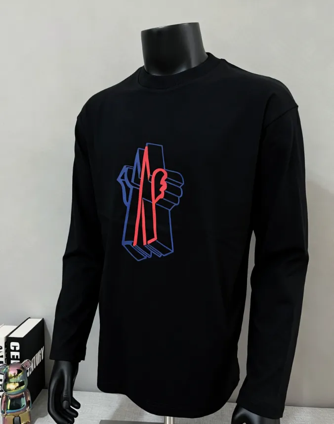 P190 Meng Mou·Moncler MONCLER is new, FW autumn and winter new long-sleeved T-shirt, with 0.7cm soft glue embossed large logo on the official website, matching details, three-needle threading process, made of 280g double yarn pure cotton fabric, imported woven thread, and the collar is bone-wrapped and wrapped to prevent deformation. , the fabric is soft and breathable, processed by high-temperature pre-shrinking process at the factory, scan the code and touch the NCF washable mark for identification, the details are in place, the upper body is simple and beautiful, the European size version, loose and suitable, a must-have for the autumn and winter base layer outer wardrobe, color: black, white, size XS-L (L size can wear 200 pounds)