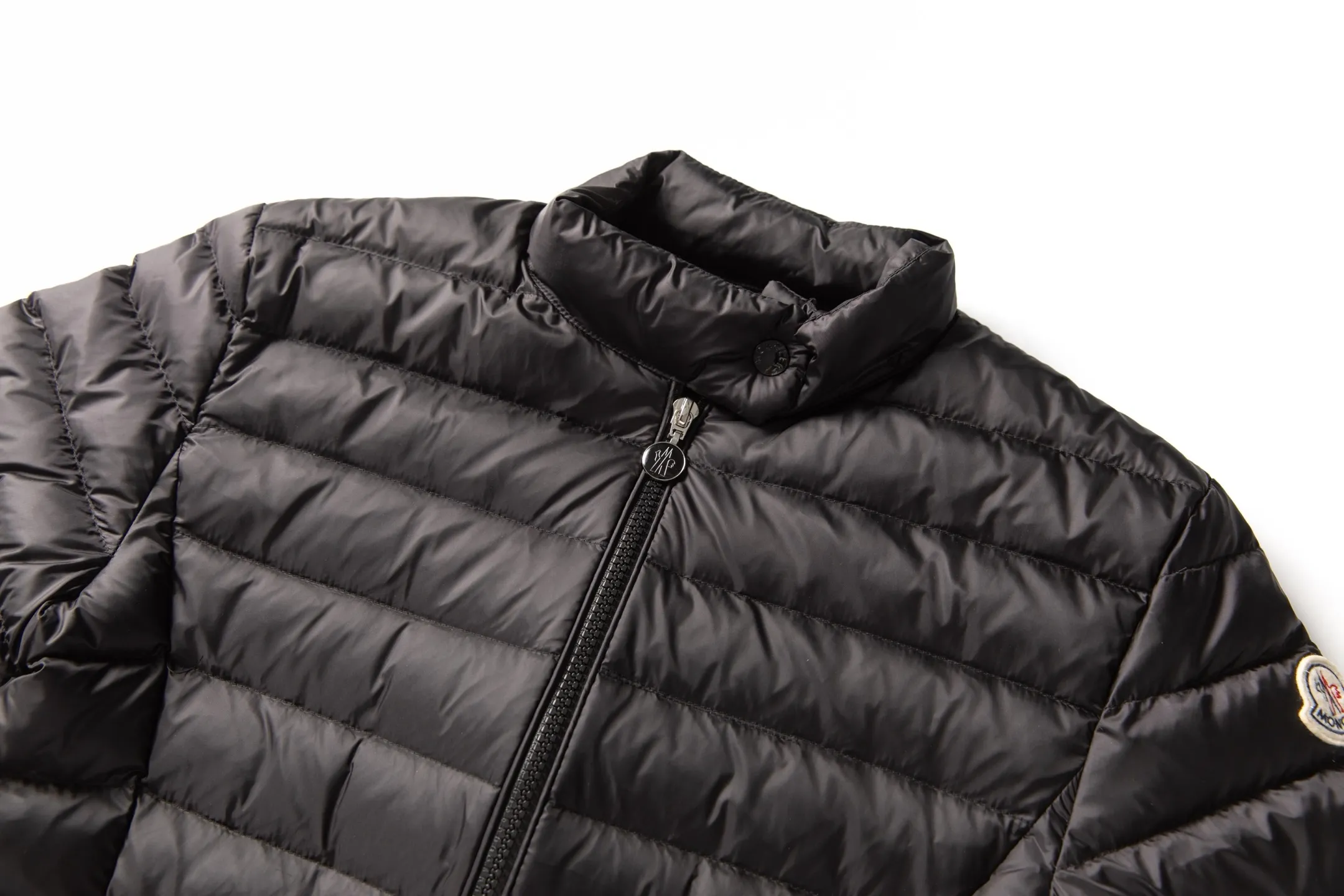 P760 Style number: Y128 Moncler's new 25-year women's down jacket is light and thin, with a perfect balance of temperature and style ▫️ 90% rare goose down filling｜Fearless in sub-zero temperatures, lightweight and temperature-locking ▫️ Innovative wool knitted sleeves｜Soft touch, three-dimensional silhouette is not bloated ▫️ High-end aesthetics of contrasting materials｜Matte pressed black feathers + delicate wool texture 🌟 Extravagant details • Demonstration of layering turtleneck sweaters | Lazy and high-end sense • K gold chain finishing touch | Eye-catching and sparkling design • Universal matching of trousers | One-click switching for commuting and dating "A winter shirt that can be worn for ten years" Color: Black·White·Pink Green Code Number: 1 2 3 4