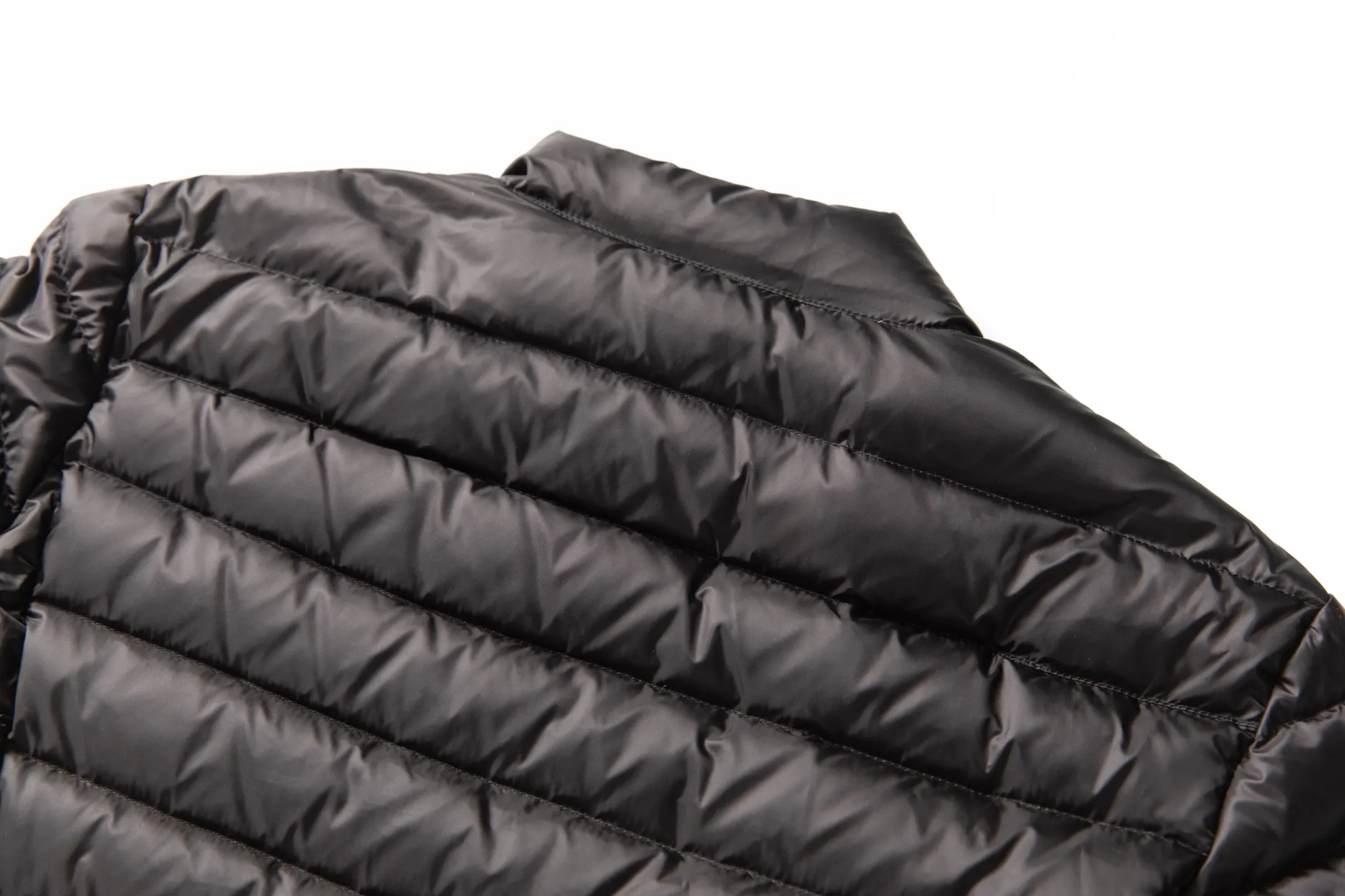 P760 Style number: Y128 Moncler's new 25-year women's down jacket is light and thin, with a perfect balance of temperature and style ▫️ 90% rare goose down filling｜Fearless in sub-zero temperatures, lightweight and temperature-locking ▫️ Innovative wool knitted sleeves｜Soft touch, three-dimensional silhouette is not bloated ▫️ High-end aesthetics of contrasting materials｜Matte pressed black feathers + delicate wool texture 🌟 Extravagant details • Demonstration of layering turtleneck sweaters | Lazy and high-end sense • K gold chain finishing touch | Eye-catching and sparkling design • Universal matching of trousers | One-click switching for commuting and dating "A winter shirt that can be worn for ten years" Color: Black·White·Pink Green Code Number: 1 2 3 4