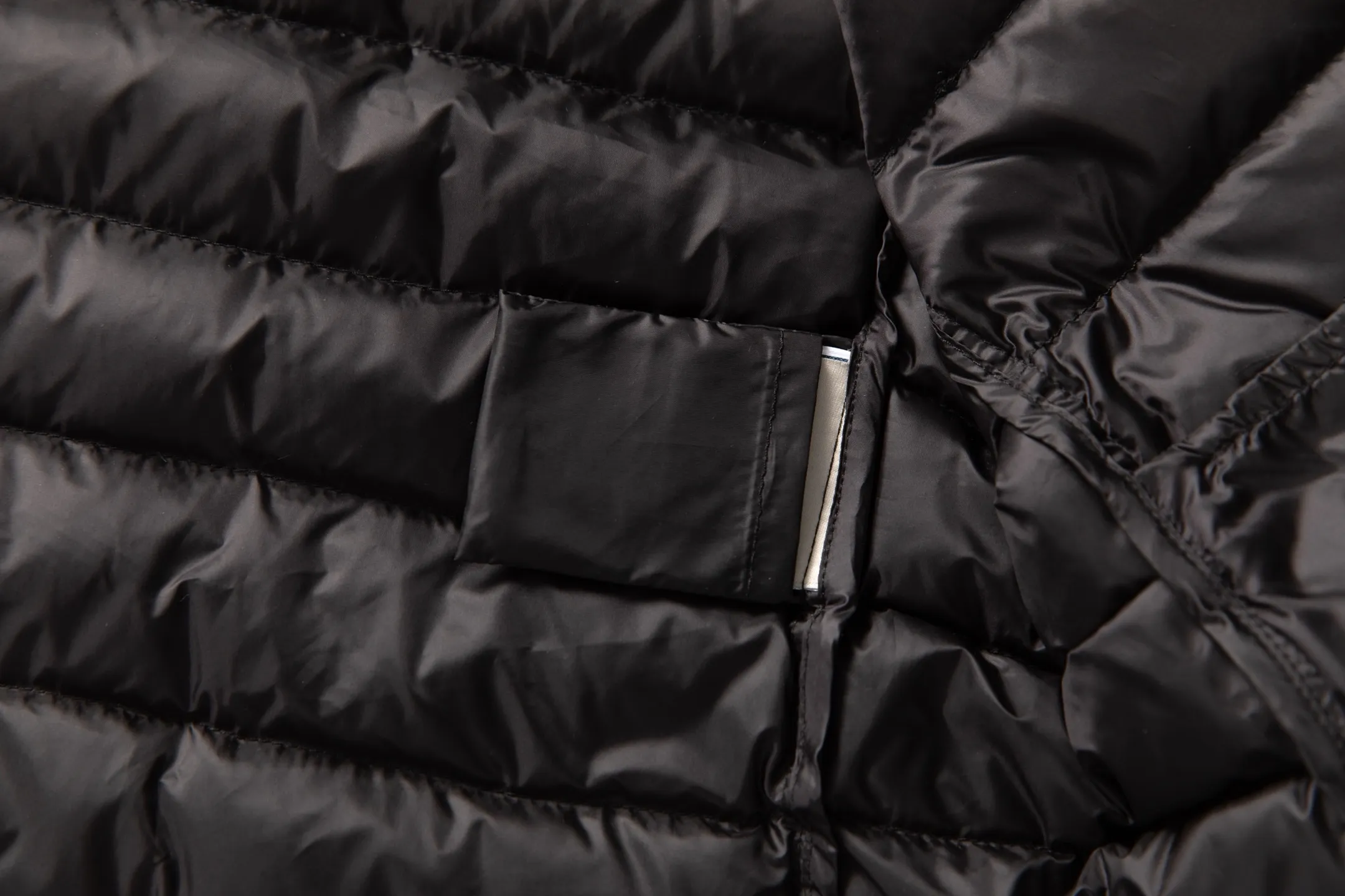 P760 Style number: Y128 Moncler's new 25-year women's down jacket is light and thin, with a perfect balance of temperature and style ▫️ 90% rare goose down filling｜Fearless in sub-zero temperatures, lightweight and temperature-locking ▫️ Innovative wool knitted sleeves｜Soft touch, three-dimensional silhouette is not bloated ▫️ High-end aesthetics of contrasting materials｜Matte pressed black feathers + delicate wool texture 🌟 Extravagant details • Demonstration of layering turtleneck sweaters | Lazy and high-end sense • K gold chain finishing touch | Eye-catching and sparkling design • Universal matching of trousers | One-click switching for commuting and dating "A winter shirt that can be worn for ten years" Color: Black·White·Pink Green Code Number: 1 2 3 4
