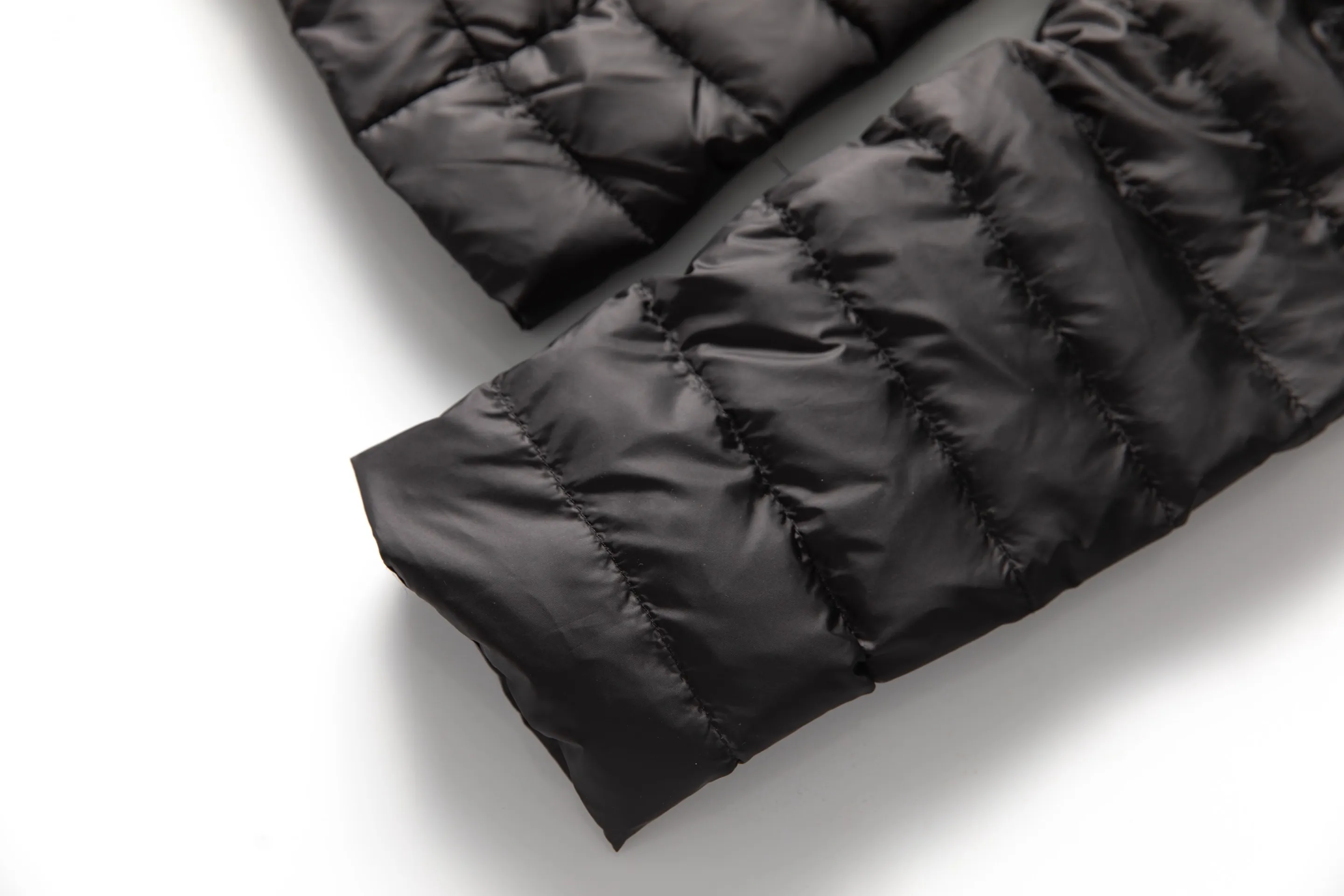 P760 Style number: Y128 Moncler's new 25-year women's down jacket is light and thin, with a perfect balance of temperature and style ▫️ 90% rare goose down filling｜Fearless in sub-zero temperatures, lightweight and temperature-locking ▫️ Innovative wool knitted sleeves｜Soft touch, three-dimensional silhouette is not bloated ▫️ High-end aesthetics of contrasting materials｜Matte pressed black feathers + delicate wool texture 🌟 Extravagant details • Demonstration of layering turtleneck sweaters | Lazy and high-end sense • K gold chain finishing touch | Eye-catching and sparkling design • Universal matching of trousers | One-click switching for commuting and dating "A winter shirt that can be worn for ten years" Color: Black·White·Pink Green Code Number: 1 2 3 4