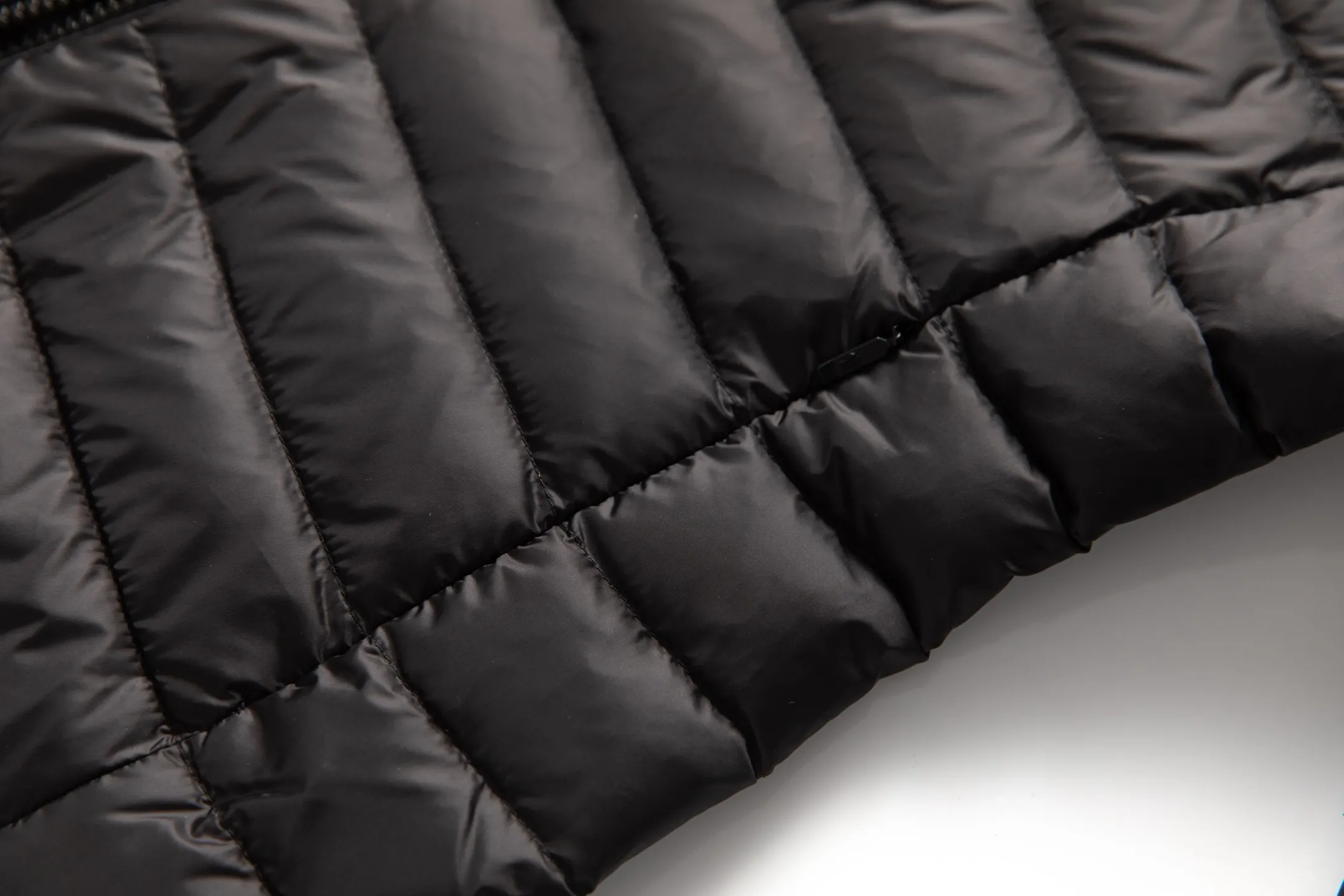 P760 Style number: Y128 Moncler's new 25-year women's down jacket is light and thin, with a perfect balance of temperature and style ▫️ 90% rare goose down filling｜Fearless in sub-zero temperatures, lightweight and temperature-locking ▫️ Innovative wool knitted sleeves｜Soft touch, three-dimensional silhouette is not bloated ▫️ High-end aesthetics of contrasting materials｜Matte pressed black feathers + delicate wool texture 🌟 Extravagant details • Demonstration of layering turtleneck sweaters | Lazy and high-end sense • K gold chain finishing touch | Eye-catching and sparkling design • Universal matching of trousers | One-click switching for commuting and dating "A winter shirt that can be worn for ten years" Color: Black·White·Pink Green Code Number: 1 2 3 4