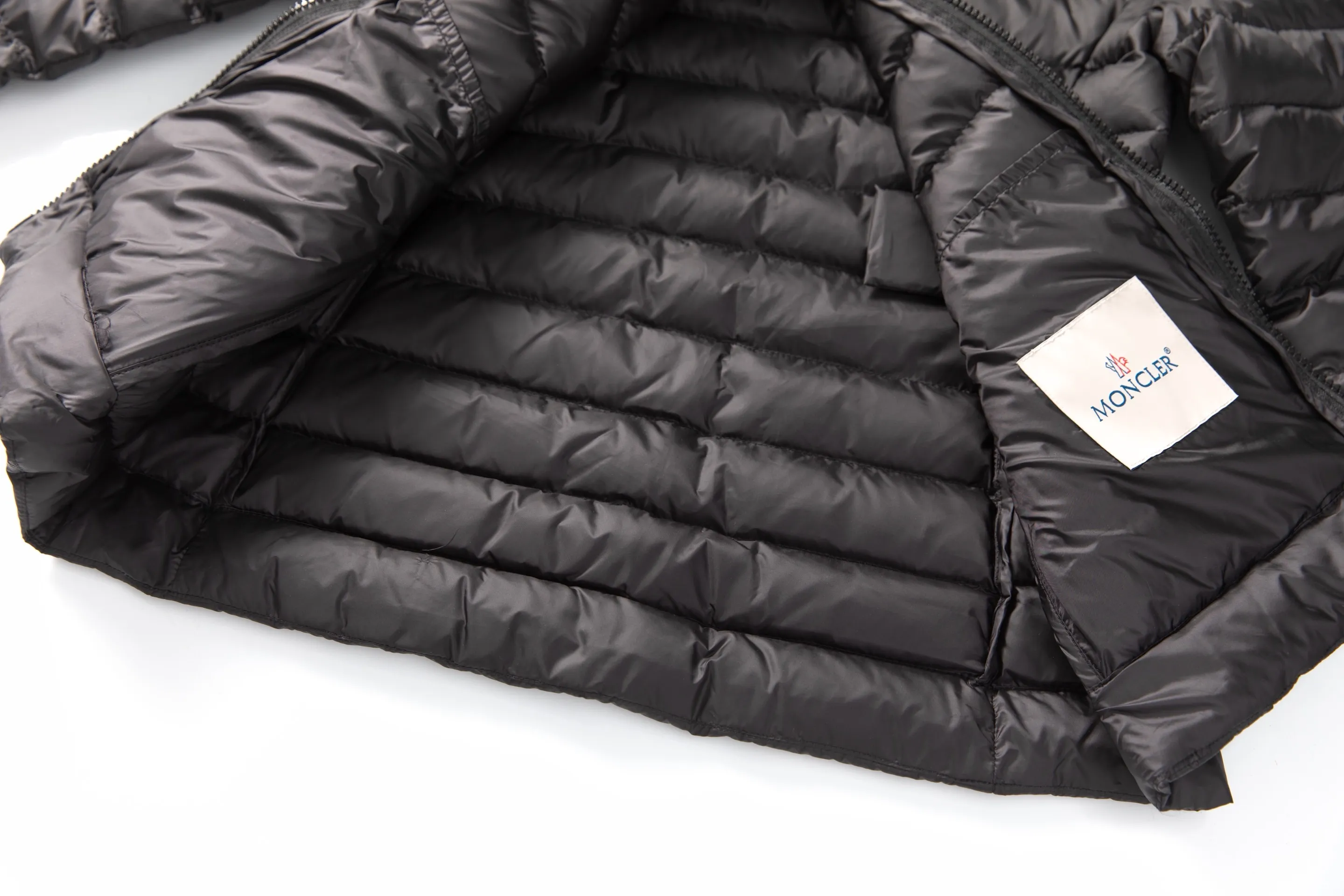 P760 Style number: Y128 Moncler's new 25-year women's down jacket is light and thin, with a perfect balance of temperature and style ▫️ 90% rare goose down filling｜Fearless in sub-zero temperatures, lightweight and temperature-locking ▫️ Innovative wool knitted sleeves｜Soft touch, three-dimensional silhouette is not bloated ▫️ High-end aesthetics of contrasting materials｜Matte pressed black feathers + delicate wool texture 🌟 Extravagant details • Demonstration of layering turtleneck sweaters | Lazy and high-end sense • K gold chain finishing touch | Eye-catching and sparkling design • Universal matching of trousers | One-click switching for commuting and dating "A winter shirt that can be worn for ten years" Color: Black·White·Pink Green Code Number: 1 2 3 4