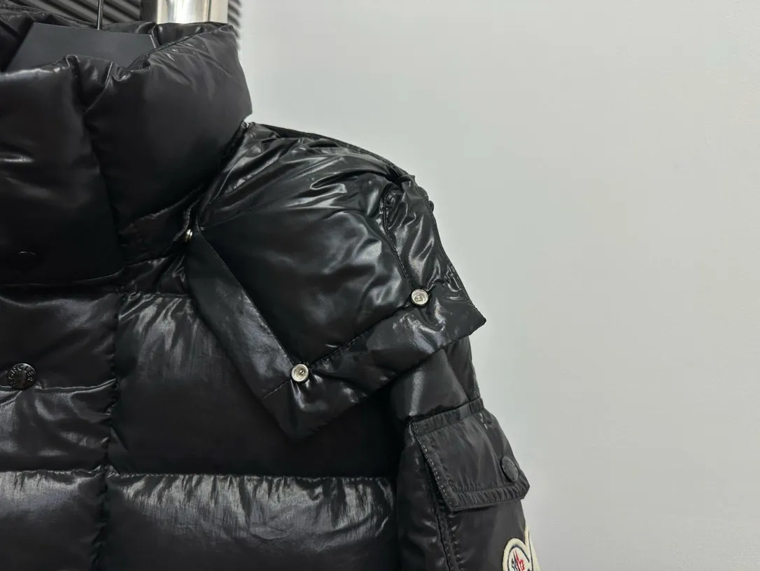 P720 [𝗠𝗼𝗻𝗰𝗲𝗿] Meng Mouth 23FW Meng Mouth Maya Maya 70th Anniversary Limited Down Jacket, same style for men and women! Moncler Maya's classic shiny small label down jacket, the pockets on the cuffs are perfectly combined with the 70-week wool felt small label, and the hood is removable. The fabric is customized to be the same as the original. The lacquered shiny fabric is the same as the original. The windproof and waterproof are the same as the original. Customized original accessories, complete with three labels, molded custom logo buttons. Color: Black Size: 1 2 3 4 5