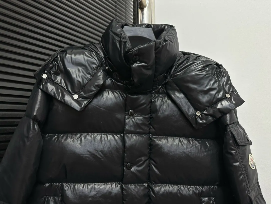 P720 [𝗠𝗼𝗻𝗰𝗲𝗿] Meng Mouth 23FW Meng Mouth Maya Maya 70th Anniversary Limited Down Jacket, same style for men and women! Moncler Maya's classic shiny small label down jacket, the pockets on the cuffs are perfectly combined with the 70-week wool felt small label, and the hood is removable. The fabric is customized to be the same as the original. The lacquered shiny fabric is the same as the original. The windproof and waterproof are the same as the original. Customized original accessories, complete with three labels, molded custom logo buttons. Color: Black Size: 1 2 3 4 5