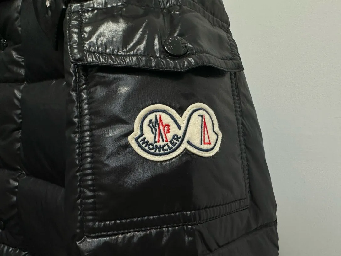 P720 [𝗠𝗼𝗻𝗰𝗲𝗿] Meng Mouth 23FW Meng Mouth Maya Maya 70th Anniversary Limited Down Jacket, same style for men and women! Moncler Maya's classic shiny small label down jacket, the pockets on the cuffs are perfectly combined with the 70-week wool felt small label, and the hood is removable. The fabric is customized to be the same as the original. The lacquered shiny fabric is the same as the original. The windproof and waterproof are the same as the original. Customized original accessories, complete with three labels, molded custom logo buttons. Color: Black Size: 1 2 3 4 5