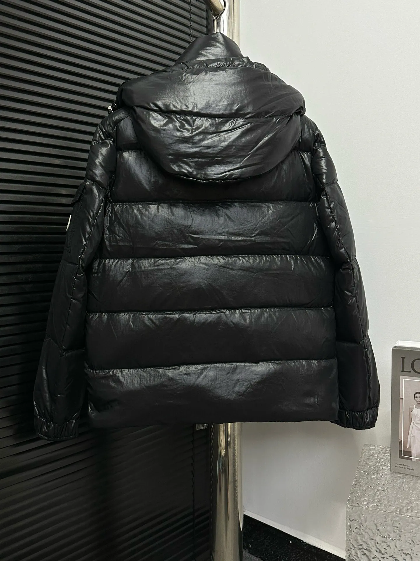 P720 [𝗠𝗼𝗻𝗰𝗲𝗿] Meng Mouth 23FW Meng Mouth Maya Maya 70th Anniversary Limited Down Jacket, same style for men and women! Moncler Maya's classic shiny small label down jacket, the pockets on the cuffs are perfectly combined with the 70-week wool felt small label, and the hood is removable. The fabric is customized to be the same as the original. The lacquered shiny fabric is the same as the original. The windproof and waterproof are the same as the original. Customized original accessories, complete with three labels, molded custom logo buttons. Color: Black Size: 1 2 3 4 5