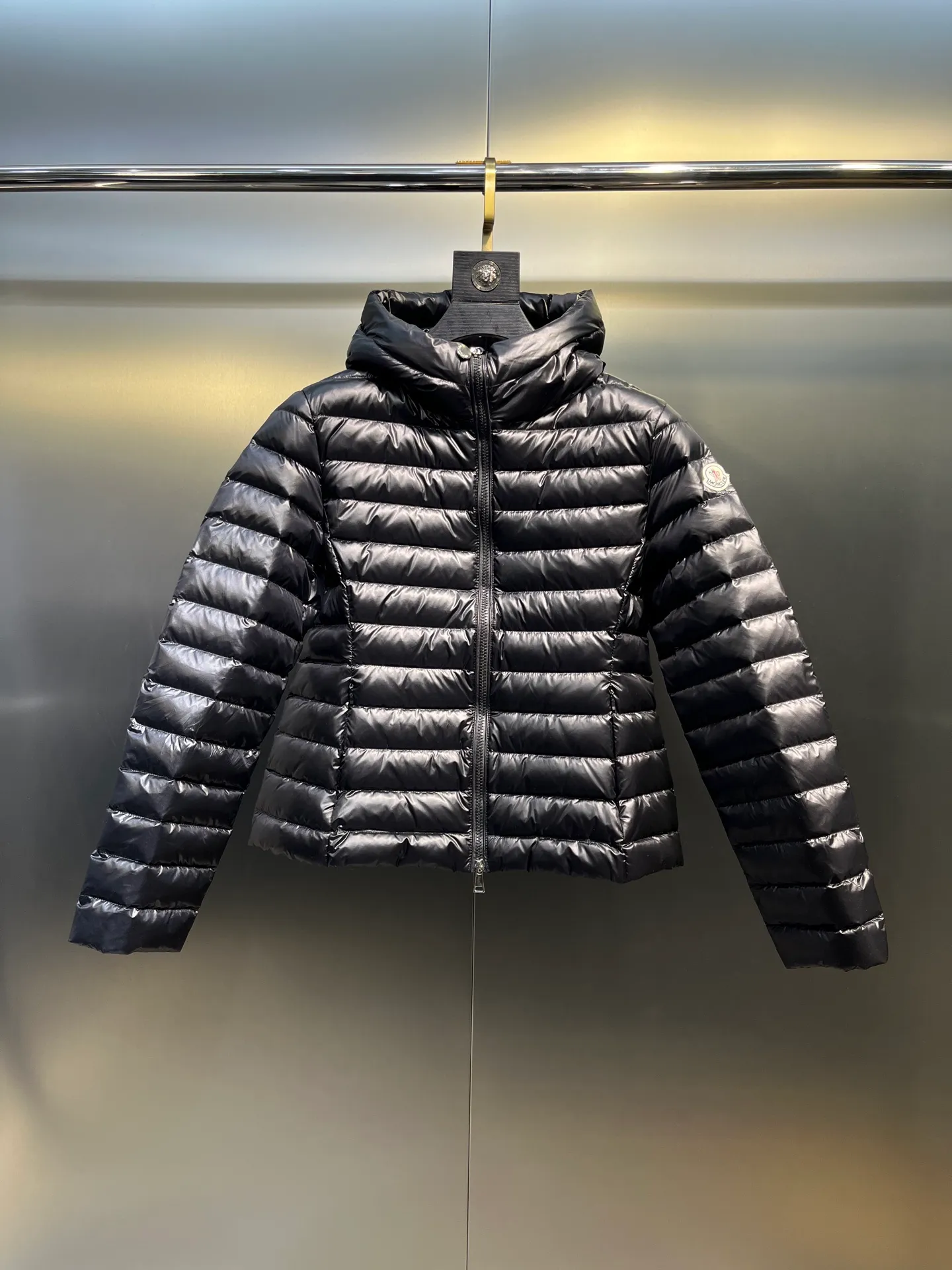 P900 𝐌𝐎𝐍𝐂𝐋𝐄𝐑Moncler🌟 New Ige hooded short women's leg down is made of longue saison fabric, suitable for mild weather. This nylon fabric is warm without being bulky. Designed in a cropped silhouette, it features a classic hooded silhouette and a cinched waist for a smooth, feminine look. Color: Black White Size: 1234