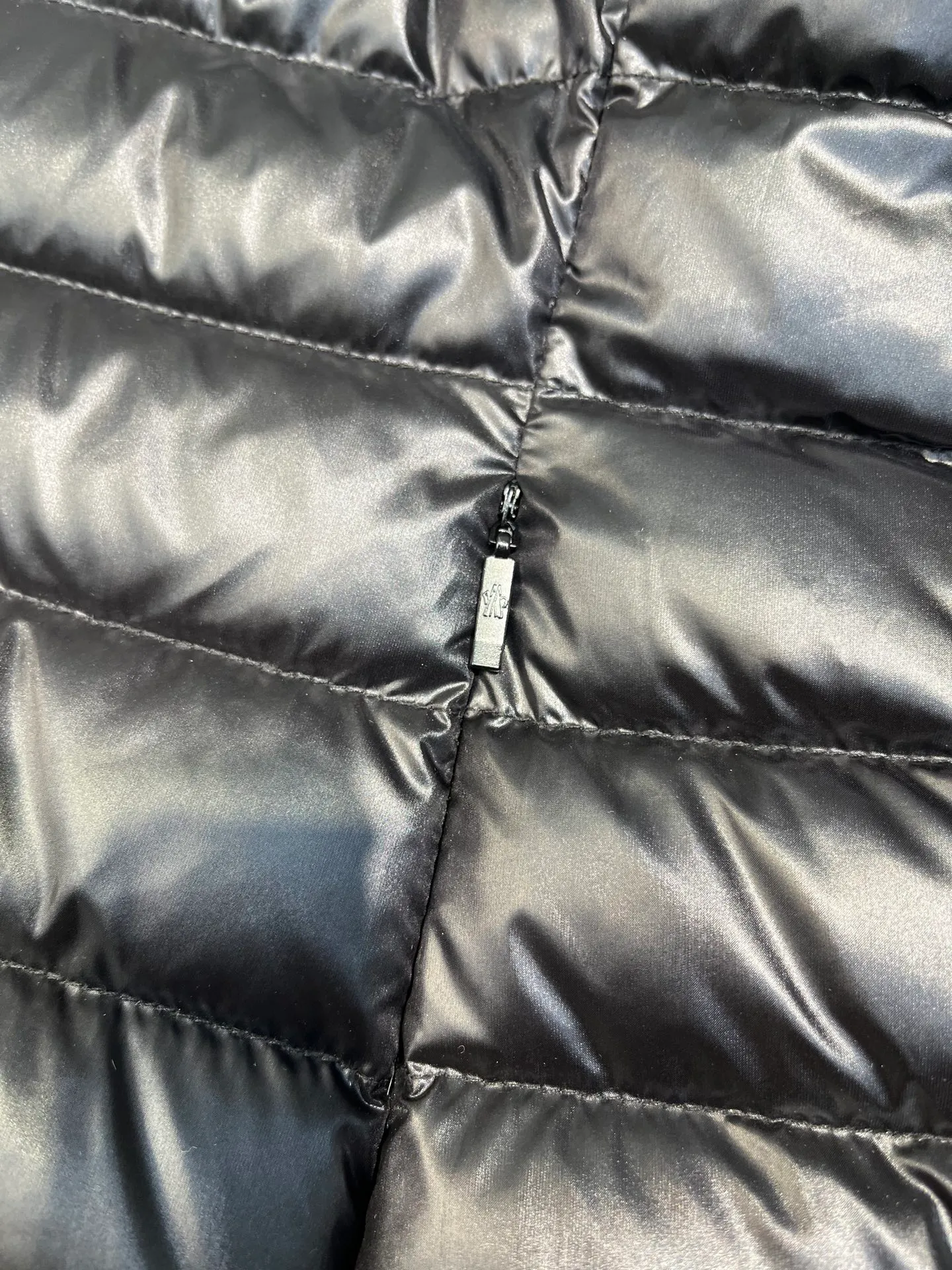 P900 𝐌𝐎𝐍𝐂𝐋𝐄𝐑Moncler🌟 New Ige hooded short women's leg down is made of longue saison fabric, suitable for mild weather. This nylon fabric is warm without being bulky. Designed in a cropped silhouette, it features a classic hooded silhouette and a cinched waist for a smooth, feminine look. Color: Black White Size: 1234
