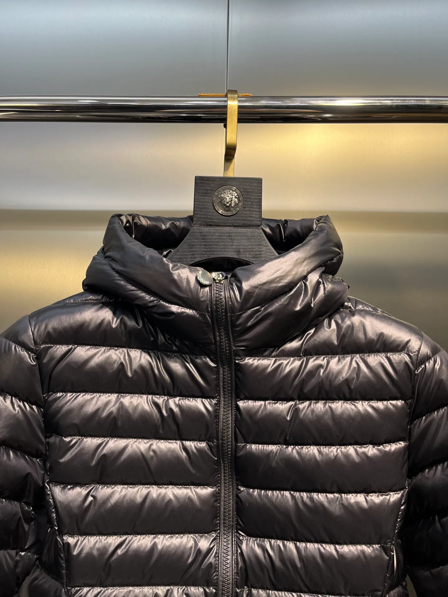 P900 𝐌𝐎𝐍𝐂𝐋𝐄𝐑Moncler🌟 New Ige hooded short women's leg down is made of longue saison fabric, suitable for mild weather. This nylon fabric is warm without being bulky. Designed in a cropped silhouette, it features a classic hooded silhouette and a cinched waist for a smooth, feminine look. Color: Black White Size: 1234