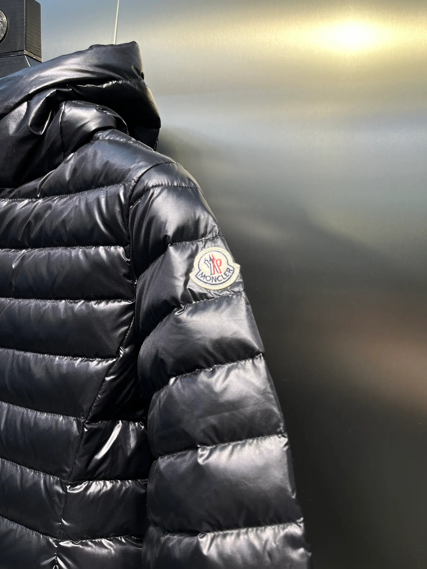 P900 𝐌𝐎𝐍𝐂𝐋𝐄𝐑Moncler🌟 New Ige hooded short women's leg down is made of longue saison fabric, suitable for mild weather. This nylon fabric is warm without being bulky. Designed in a cropped silhouette, it features a classic hooded silhouette and a cinched waist for a smooth, feminine look. Color: Black White Size: 1234
