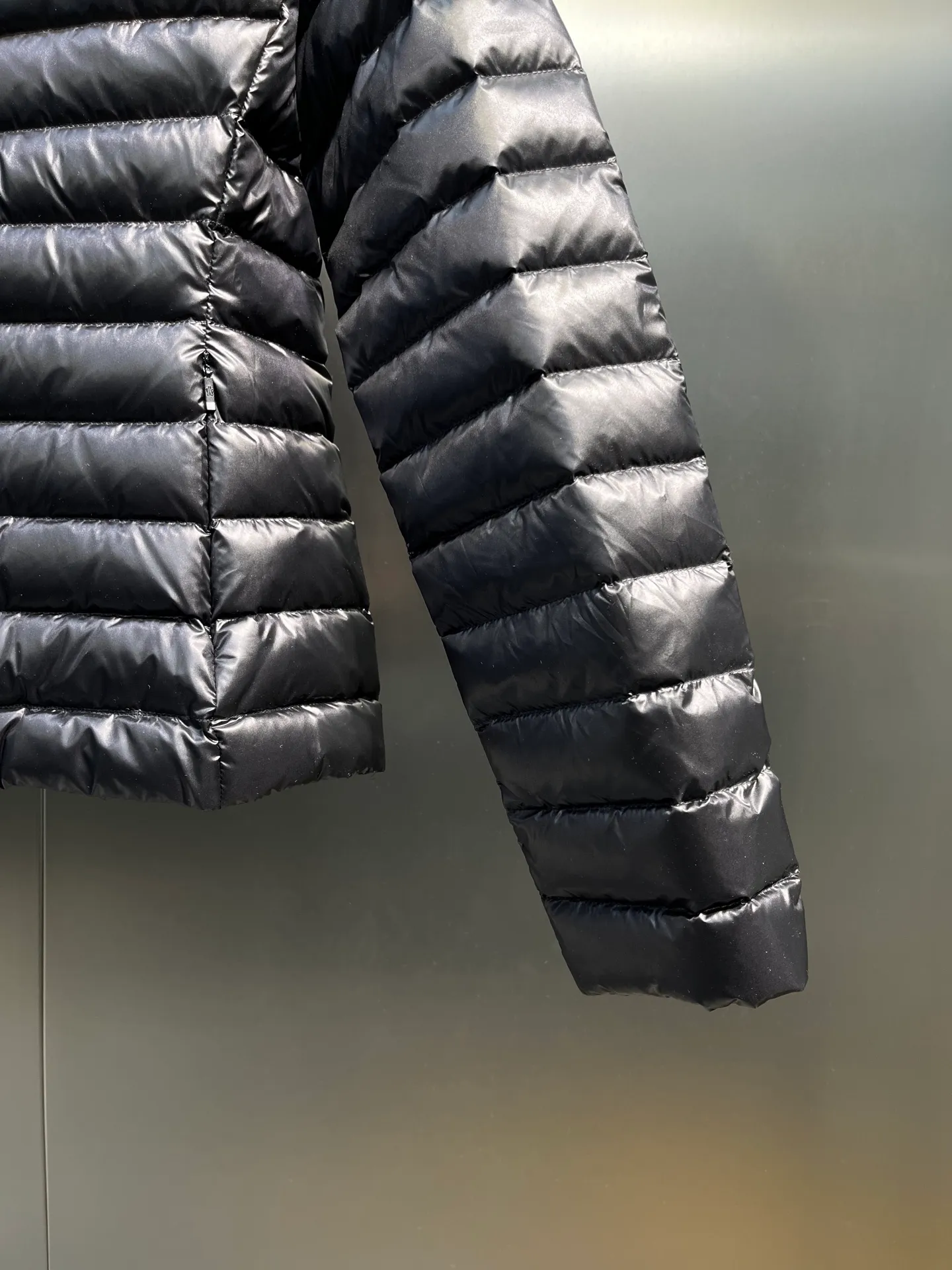 P900 𝐌𝐎𝐍𝐂𝐋𝐄𝐑Moncler🌟 New Ige hooded short women's leg down is made of longue saison fabric, suitable for mild weather. This nylon fabric is warm without being bulky. Designed in a cropped silhouette, it features a classic hooded silhouette and a cinched waist for a smooth, feminine look. Color: Black White Size: 1234