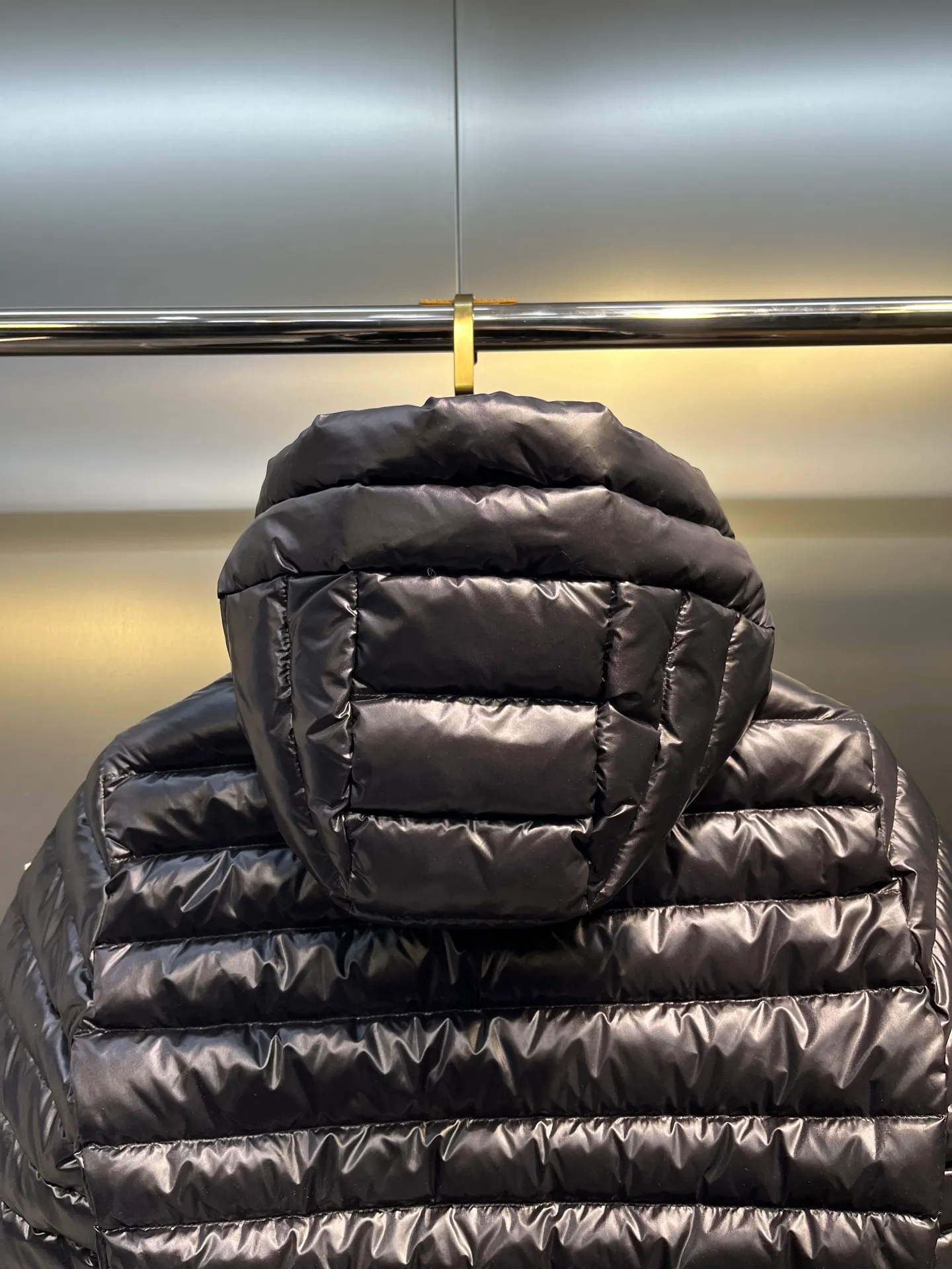 P900 𝐌𝐎𝐍𝐂𝐋𝐄𝐑Moncler🌟 New Ige hooded short women's leg down is made of longue saison fabric, suitable for mild weather. This nylon fabric is warm without being bulky. Designed in a cropped silhouette, it features a classic hooded silhouette and a cinched waist for a smooth, feminine look. Color: Black White Size: 1234