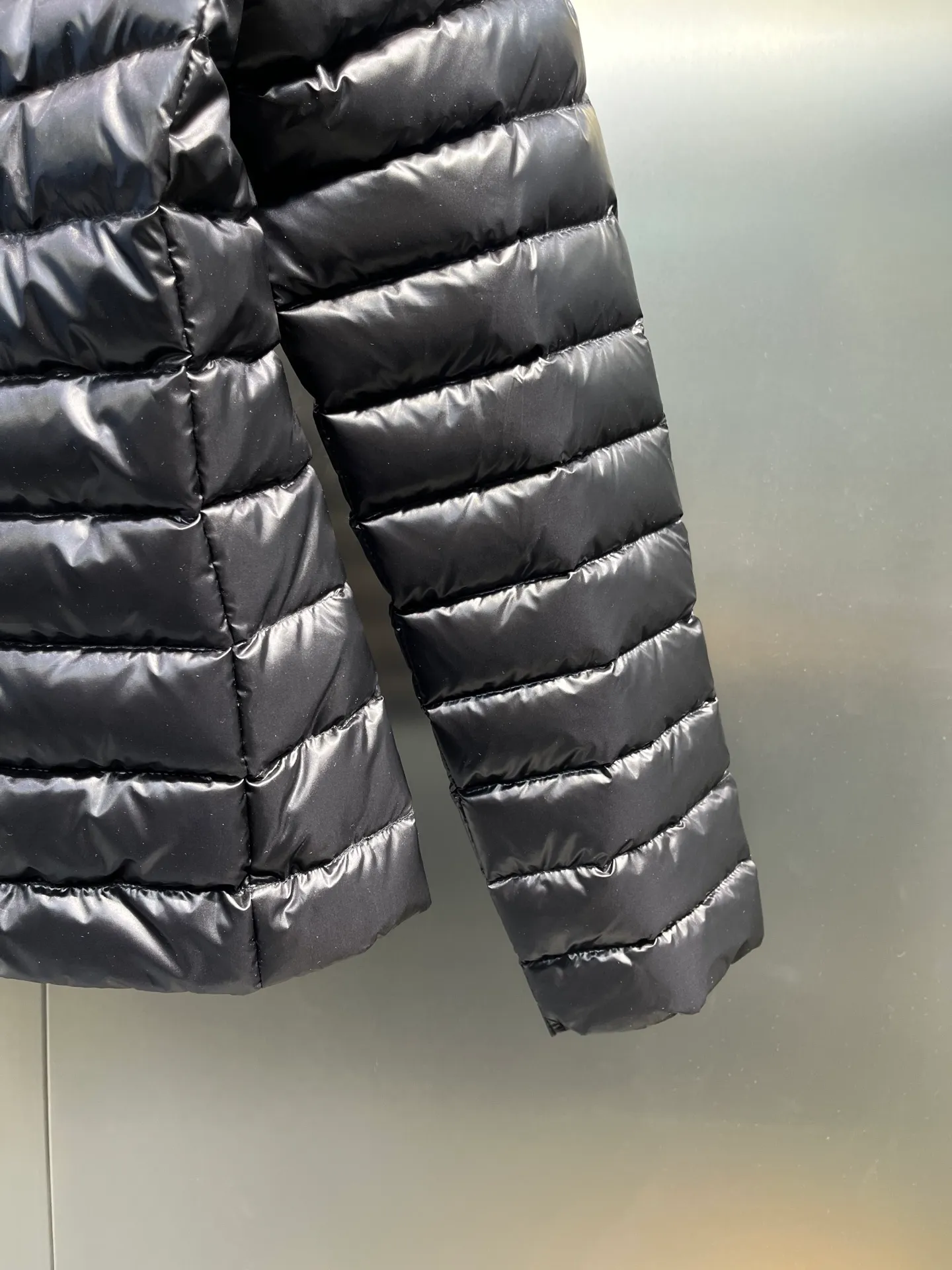 P900 𝐌𝐎𝐍𝐂𝐋𝐄𝐑Moncler🌟 New Ige hooded short women's leg down is made of longue saison fabric, suitable for mild weather. This nylon fabric is warm without being bulky. Designed in a cropped silhouette, it features a classic hooded silhouette and a cinched waist for a smooth, feminine look. Color: Black White Size: 1234