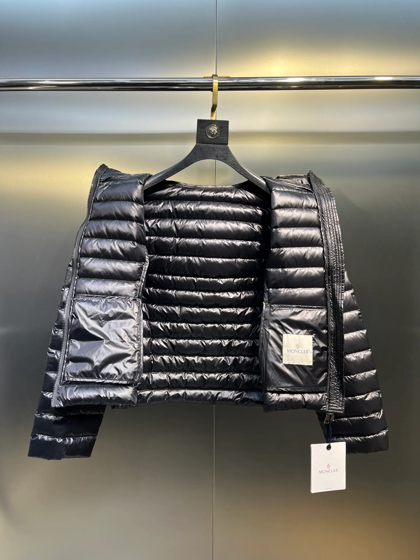 P900 𝐌𝐎𝐍𝐂𝐋𝐄𝐑Moncler🌟 New Ige hooded short women's leg down is made of longue saison fabric, suitable for mild weather. This nylon fabric is warm without being bulky. Designed in a cropped silhouette, it features a classic hooded silhouette and a cinched waist for a smooth, feminine look. Color: Black White Size: 1234