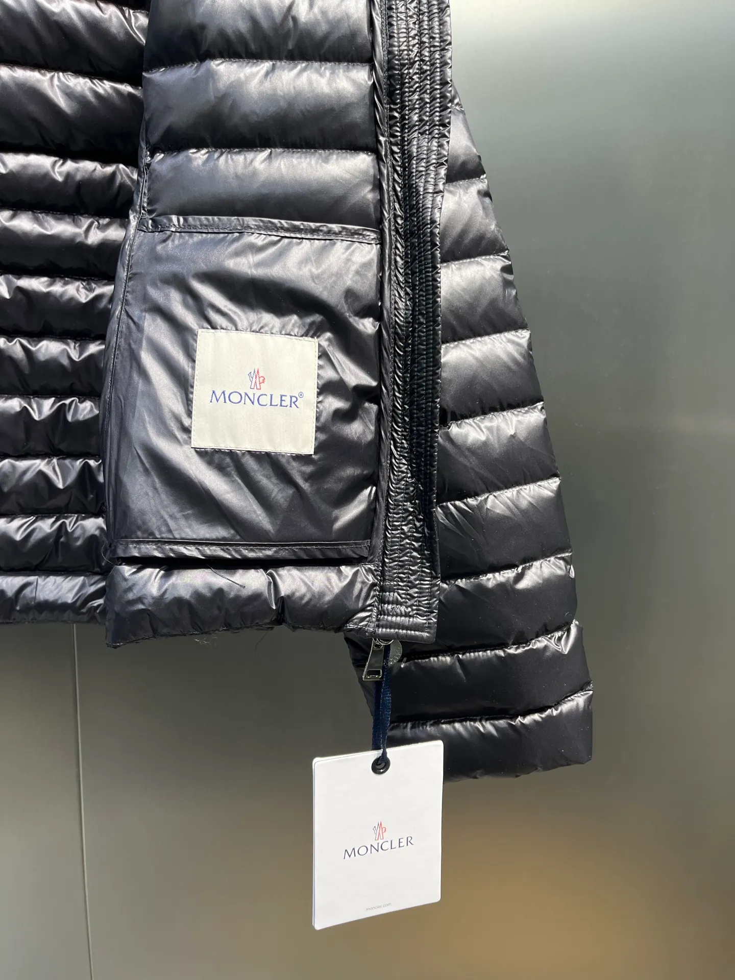 P900 𝐌𝐎𝐍𝐂𝐋𝐄𝐑Moncler🌟 New Ige hooded short women's leg down is made of longue saison fabric, suitable for mild weather. This nylon fabric is warm without being bulky. Designed in a cropped silhouette, it features a classic hooded silhouette and a cinched waist for a smooth, feminine look. Color: Black White Size: 1234
