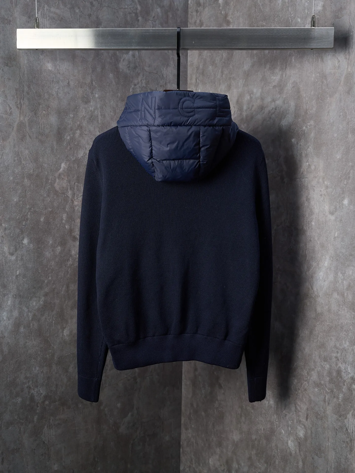 P670 Actual hanging auction] MONCLER/Muzzled Wool Splicing Zippered Hooded Down Jacket [Ready Stock] S/0 M/1 L/2 XL/3 XXL/4 This wool hooded sweatshirt is equipped with a padded down front and is a practical jacket suitable for many seasons. This cardigan features a hood with quilted logo, a nod to the brand's heritage. Designed in a lightweight knit, it's a practical addition to your versatile wardrobe and can easily be worn as an outer layer in milder weather. Made of wool Longue saison lining, Longue saison front, down filling Rib knit 12 gauge, fine soft hood Zip closure Pockets, logo quilting Logo patch