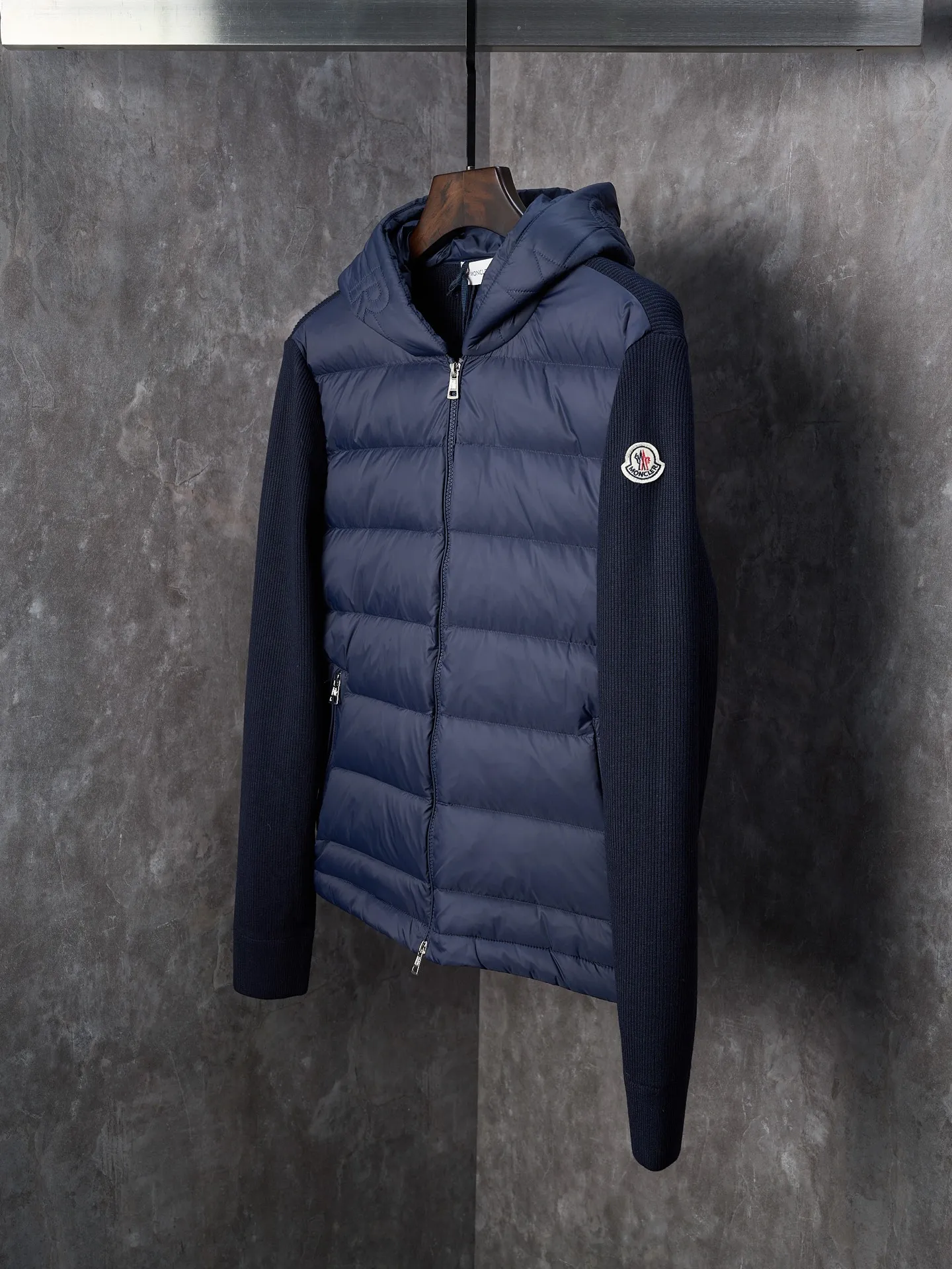 P670 Actual hanging auction] MONCLER/Muzzled Wool Splicing Zippered Hooded Down Jacket [Ready Stock] S/0 M/1 L/2 XL/3 XXL/4 This wool hooded sweatshirt is equipped with a padded down front and is a practical jacket suitable for many seasons. This cardigan features a hood with quilted logo, a nod to the brand's heritage. Designed in a lightweight knit, it's a practical addition to your versatile wardrobe and can easily be worn as an outer layer in milder weather. Made of wool Longue saison lining, Longue saison front, down filling Rib knit 12 gauge, fine soft hood Zip closure Pockets, logo quilting Logo patch