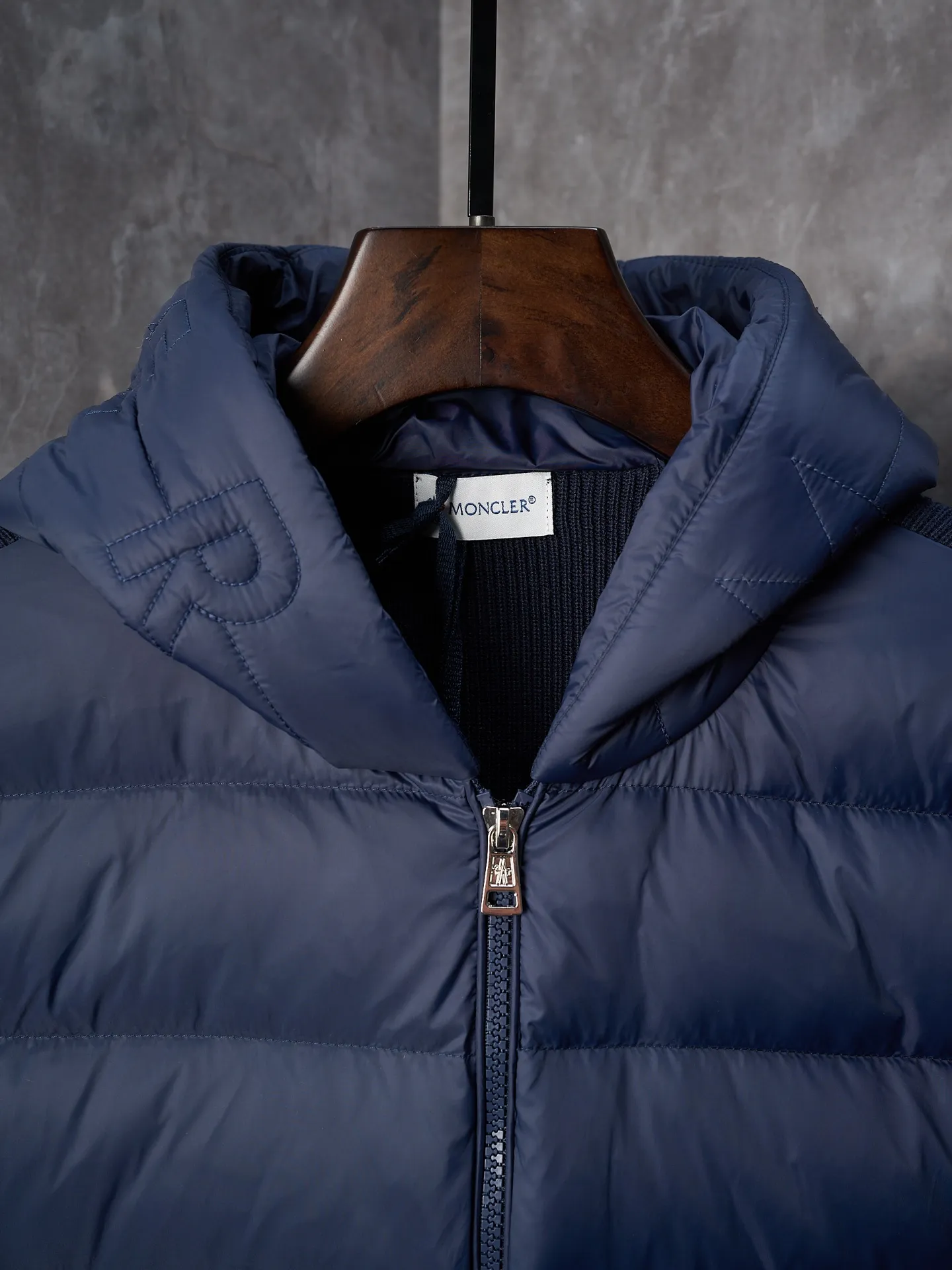 P670 Actual hanging auction] MONCLER/Muzzled Wool Splicing Zippered Hooded Down Jacket [Ready Stock] S/0 M/1 L/2 XL/3 XXL/4 This wool hooded sweatshirt is equipped with a padded down front and is a practical jacket suitable for many seasons. This cardigan features a hood with quilted logo, a nod to the brand's heritage. Designed in a lightweight knit, it's a practical addition to your versatile wardrobe and can easily be worn as an outer layer in milder weather. Made of wool Longue saison lining, Longue saison front, down filling Rib knit 12 gauge, fine soft hood Zip closure Pockets, logo quilting Logo patch