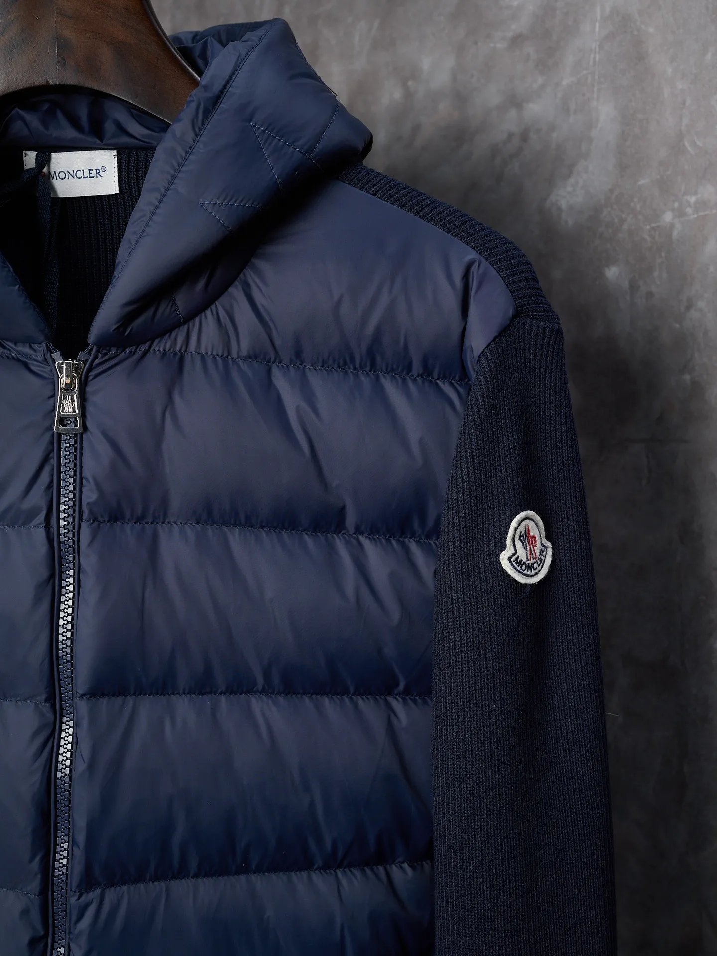 P670 Actual hanging auction] MONCLER/Muzzled Wool Splicing Zippered Hooded Down Jacket [Ready Stock] S/0 M/1 L/2 XL/3 XXL/4 This wool hooded sweatshirt is equipped with a padded down front and is a practical jacket suitable for many seasons. This cardigan features a hood with quilted logo, a nod to the brand's heritage. Designed in a lightweight knit, it's a practical addition to your versatile wardrobe and can easily be worn as an outer layer in milder weather. Made of wool Longue saison lining, Longue saison front, down filling Rib knit 12 gauge, fine soft hood Zip closure Pockets, logo quilting Logo patch