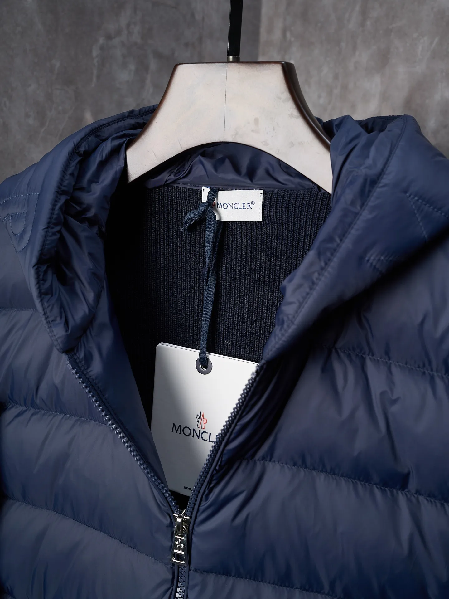 P670 Actual hanging auction] MONCLER/Muzzled Wool Splicing Zippered Hooded Down Jacket [Ready Stock] S/0 M/1 L/2 XL/3 XXL/4 This wool hooded sweatshirt is equipped with a padded down front and is a practical jacket suitable for many seasons. This cardigan features a hood with quilted logo, a nod to the brand's heritage. Designed in a lightweight knit, it's a practical addition to your versatile wardrobe and can easily be worn as an outer layer in milder weather. Made of wool Longue saison lining, Longue saison front, down filling Rib knit 12 gauge, fine soft hood Zip closure Pockets, logo quilting Logo patch