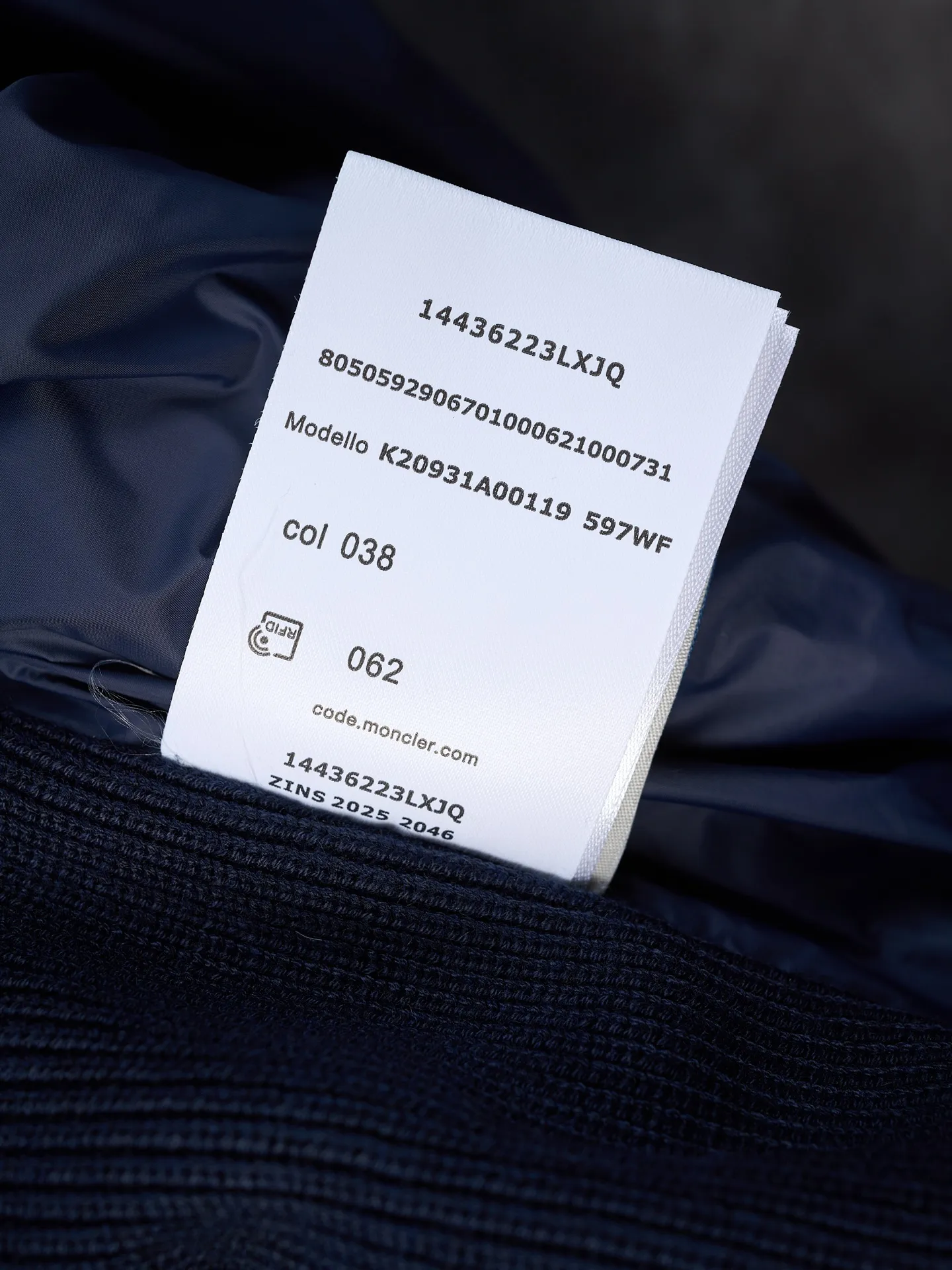 P670 Actual hanging auction] MONCLER/Muzzled Wool Splicing Zippered Hooded Down Jacket [Ready Stock] S/0 M/1 L/2 XL/3 XXL/4 This wool hooded sweatshirt is equipped with a padded down front and is a practical jacket suitable for many seasons. This cardigan features a hood with quilted logo, a nod to the brand's heritage. Designed in a lightweight knit, it's a practical addition to your versatile wardrobe and can easily be worn as an outer layer in milder weather. Made of wool Longue saison lining, Longue saison front, down filling Rib knit 12 gauge, fine soft hood Zip closure Pockets, logo quilting Logo patch