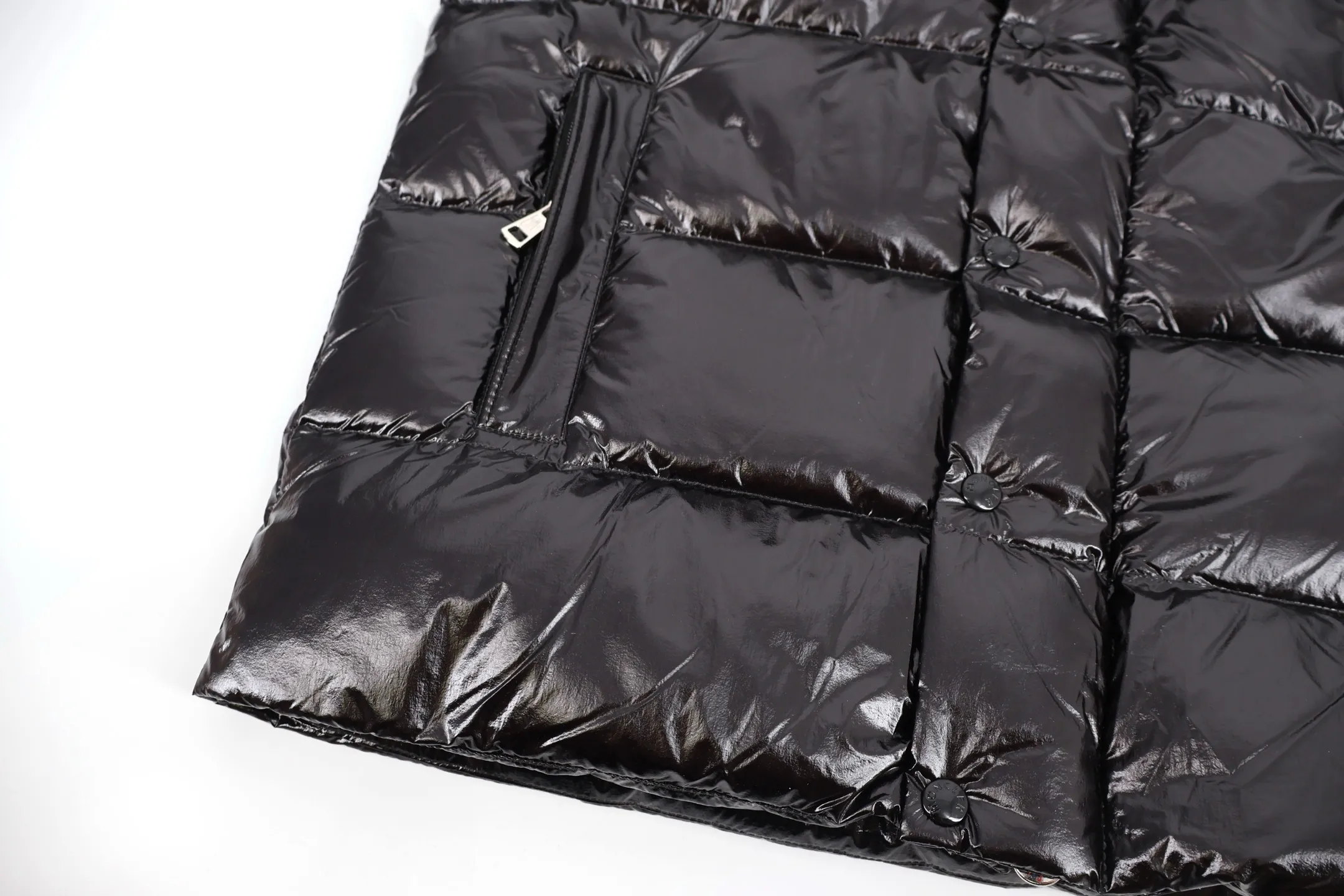 P1110 Moncler 70th Anniversary Lacquered Down Jacket (Black) Moncler 70th Anniversary Limited Series, supplied to Bosideng OEM fabric factory in Shengze Town, Wujiang District, Suzhou. The gloss and support density are 100% restored. Fabric: 100% nylon, lining: 100% nylon, high-density matte nylon fabric, four-layer construction to prevent leakage and velvet leakage. , NFC induction anti-counterfeiting chip, mobile phone pop-up window to enter the official website, national standard 90% pure white duck down, exclusive use of top-grade down on the market, never fake goose down, etc. A series of misunderstandings such as high density, full set of auxiliary materials and hardware mold opening, no doubt about the quality, high down filling, excellent windproof and warm performance. Size:1-2-3-4-5