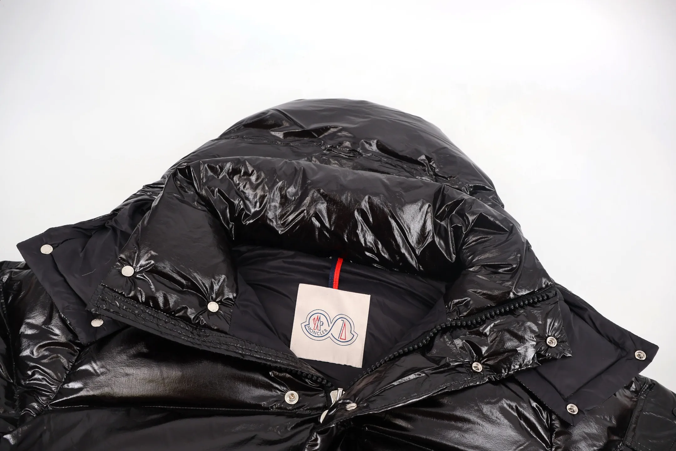 P1110 Moncler 70th Anniversary Lacquered Down Jacket (Black) Moncler 70th Anniversary Limited Series, supplied to Bosideng OEM fabric factory in Shengze Town, Wujiang District, Suzhou. The gloss and support density are 100% restored. Fabric: 100% nylon, lining: 100% nylon, high-density matte nylon fabric, four-layer construction to prevent leakage and velvet leakage. , NFC induction anti-counterfeiting chip, mobile phone pop-up window to enter the official website, national standard 90% pure white duck down, exclusive use of top-grade down on the market, never fake goose down, etc. A series of misunderstandings such as high density, full set of auxiliary materials and hardware mold opening, no doubt about the quality, high down filling, excellent windproof and warm performance. Size:1-2-3-4-5