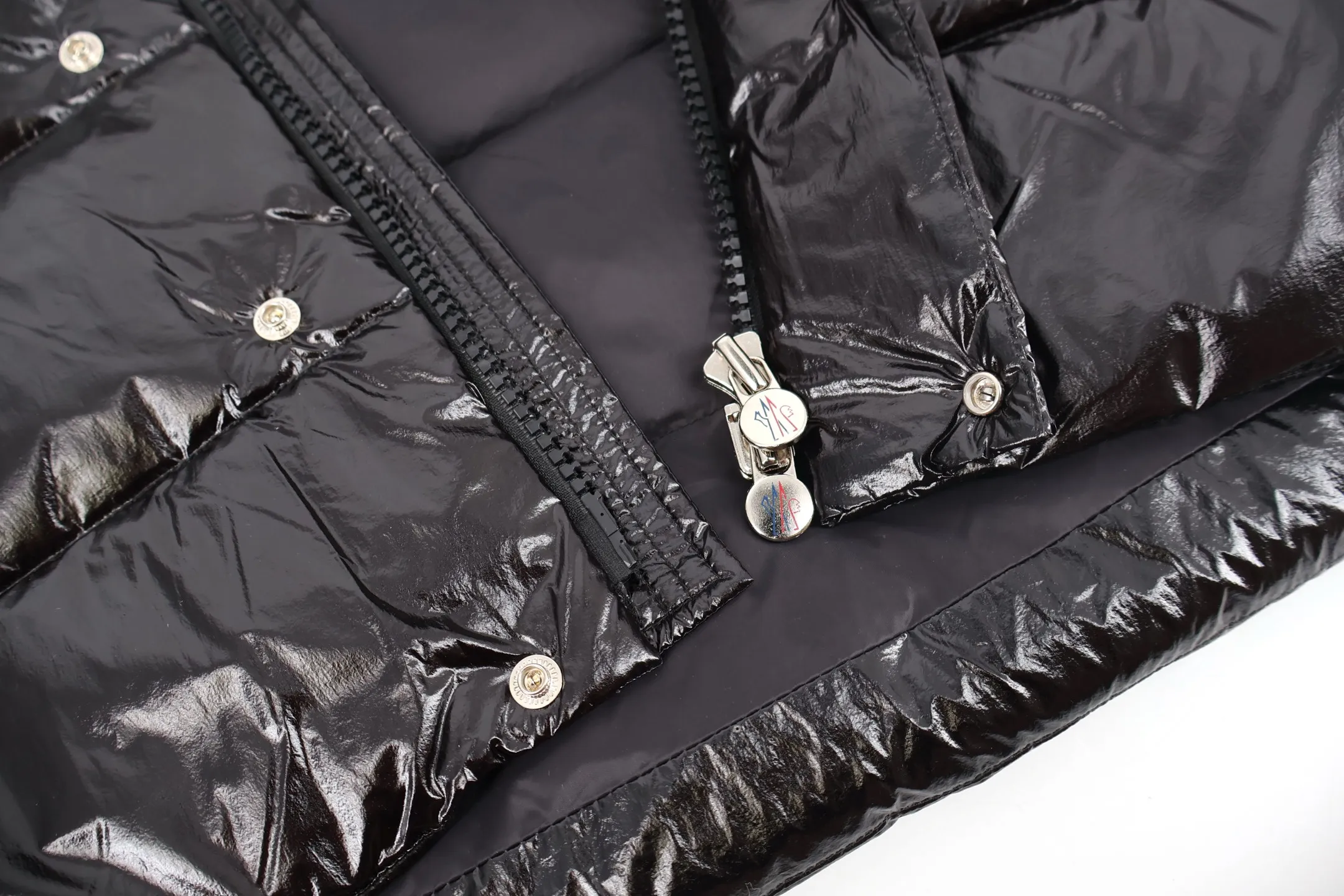 P1110 Moncler 70th Anniversary Lacquered Down Jacket (Black) Moncler 70th Anniversary Limited Series, supplied to Bosideng OEM fabric factory in Shengze Town, Wujiang District, Suzhou. The gloss and support density are 100% restored. Fabric: 100% nylon, lining: 100% nylon, high-density matte nylon fabric, four-layer construction to prevent leakage and velvet leakage. , NFC induction anti-counterfeiting chip, mobile phone pop-up window to enter the official website, national standard 90% pure white duck down, exclusive use of top-grade down on the market, never fake goose down, etc. A series of misunderstandings such as high density, full set of auxiliary materials and hardware mold opening, no doubt about the quality, high down filling, excellent windproof and warm performance. Size:1-2-3-4-5
