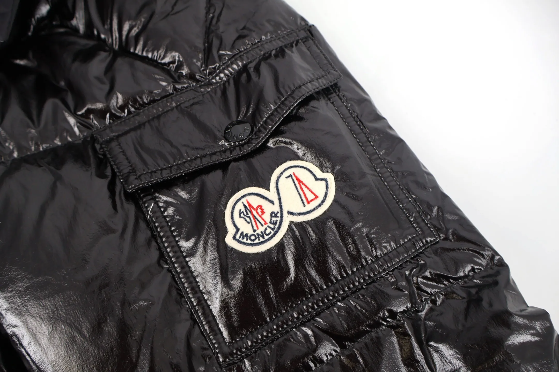 P1110 Moncler 70th Anniversary Lacquered Down Jacket (Black) Moncler 70th Anniversary Limited Series, supplied to Bosideng OEM fabric factory in Shengze Town, Wujiang District, Suzhou. The gloss and support density are 100% restored. Fabric: 100% nylon, lining: 100% nylon, high-density matte nylon fabric, four-layer construction to prevent leakage and velvet leakage. , NFC induction anti-counterfeiting chip, mobile phone pop-up window to enter the official website, national standard 90% pure white duck down, exclusive use of top-grade down on the market, never fake goose down, etc. A series of misunderstandings such as high density, full set of auxiliary materials and hardware mold opening, no doubt about the quality, high down filling, excellent windproof and warm performance. Size:1-2-3-4-5