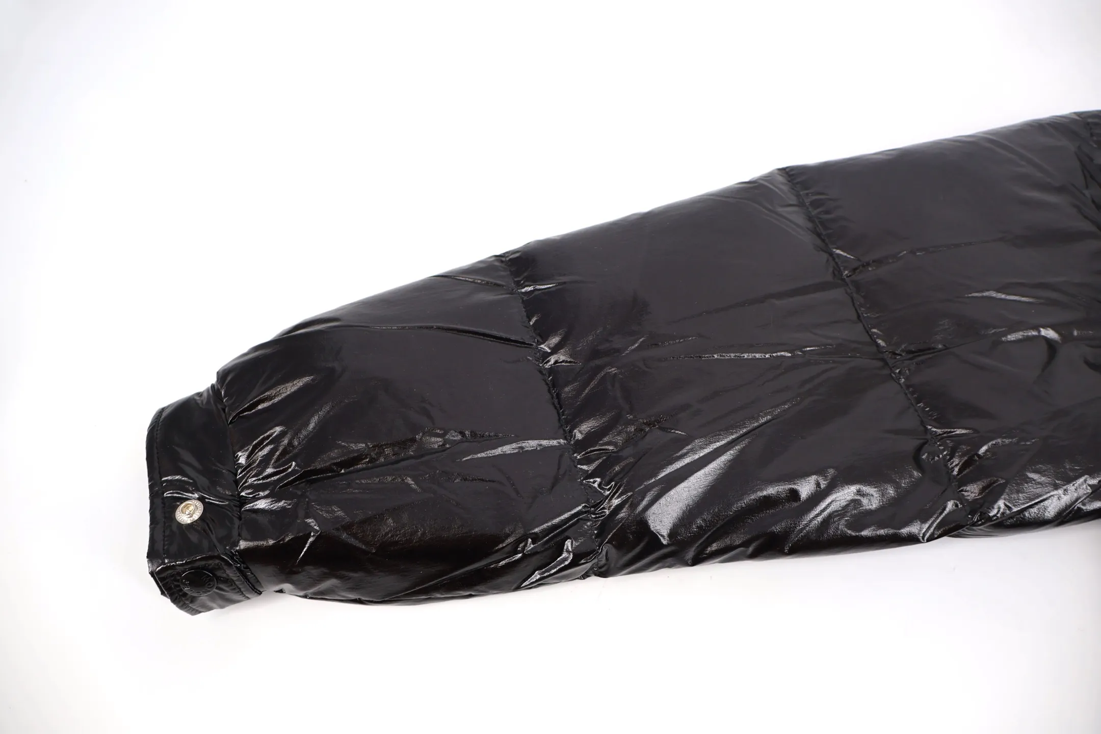 P1110 Moncler 70th Anniversary Lacquered Down Jacket (Black) Moncler 70th Anniversary Limited Series, supplied to Bosideng OEM fabric factory in Shengze Town, Wujiang District, Suzhou. The gloss and support density are 100% restored. Fabric: 100% nylon, lining: 100% nylon, high-density matte nylon fabric, four-layer construction to prevent leakage and velvet leakage. , NFC induction anti-counterfeiting chip, mobile phone pop-up window to enter the official website, national standard 90% pure white duck down, exclusive use of top-grade down on the market, never fake goose down, etc. A series of misunderstandings such as high density, full set of auxiliary materials and hardware mold opening, no doubt about the quality, high down filling, excellent windproof and warm performance. Size:1-2-3-4-5