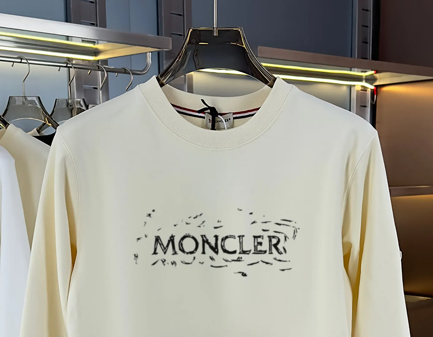 P210 High-version sweatshirt) [Long-term stock] 〖𝐌𝐎𝐍𝐂𝐋𝐄𝐑~Mask〗 Made of 440g heavy-weight fabric. It is different from the market currency. It can be matched with any variety and is properly handsome. 😎The whole dress is made of double waistcoats. The double waistcoats make the whole dress more three-dimensional. Not ordinary factories can do such fine work. 2025 Spring runway version of the T stage, on sale at the counter, round neck terry sweatshirt, high-end double-strand pure cotton, custom-made stretch ribs, dyed in the same vat, complete with three standards, matched with exquisite embroidered LOGO on the chest, simple and advanced, same style for men and women. Color: black, apricot, white, size: S M L XL 2XL