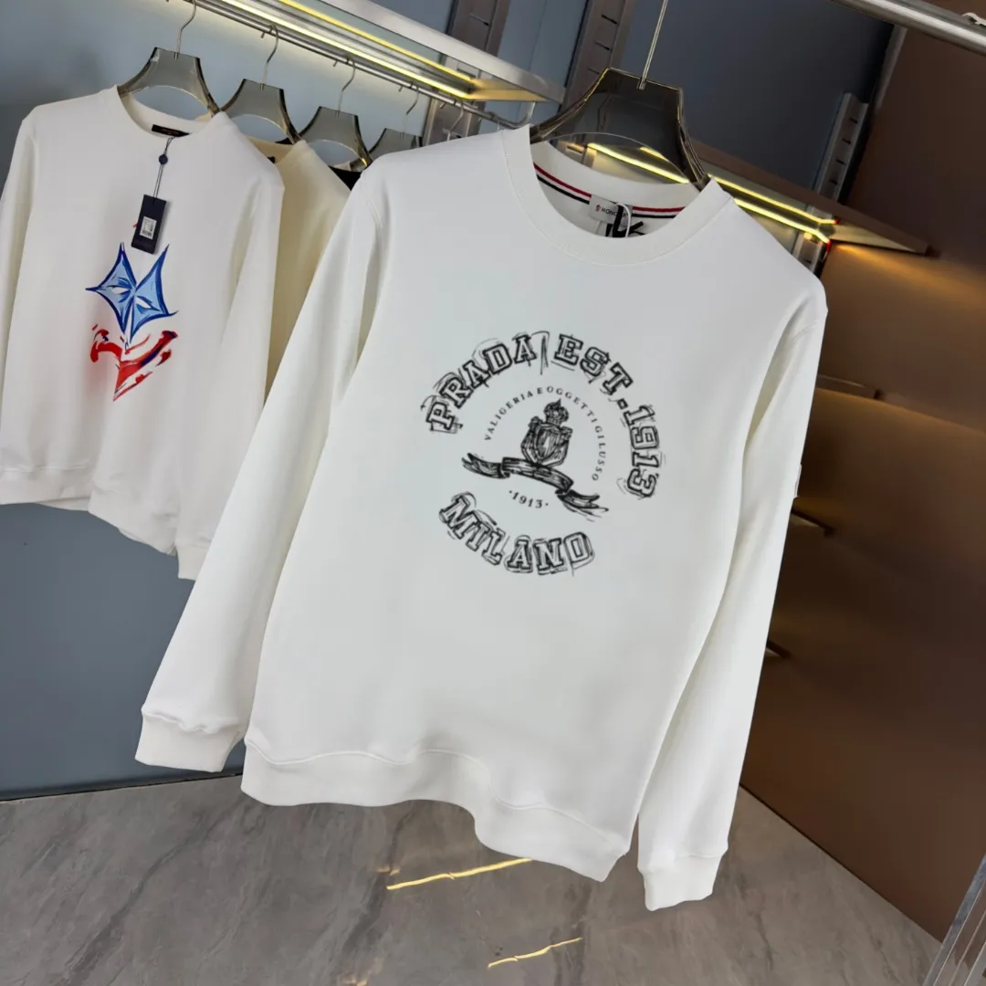 P210 high version sweatshirt) 📦With exclusive packaging📦 [Long-term ready stock] Upgraded version "Mobile phone smart sensor ~ NFC chip armband ~ Directly to the official website for anti-counterfeiting" 〖 𝐌𝐎𝐍𝐂𝐋𝐄𝐑 ~ Mouth covering〗 2025 new high quality, using 450 grams of heavyweight fabric Different from the market currency, you can mix and match everything at will and you will be handsome😎The whole clothes is made of double waistcoats. The double waistcoats make the whole dress more three-dimensional. It is not an ordinary factory that can do such fine work. 2025 autumn and winter new style, on sale at the counter, exquisite printed round neck terry sweatshirt. High-end double-ply cotton. Customized stretch ribs are dyed in the same vat. Three standards are complete. It is matched with digital printing patterns and is very breathable. Same style for men and women. Color: black, white, apricot. Size: S M L XL 2XL