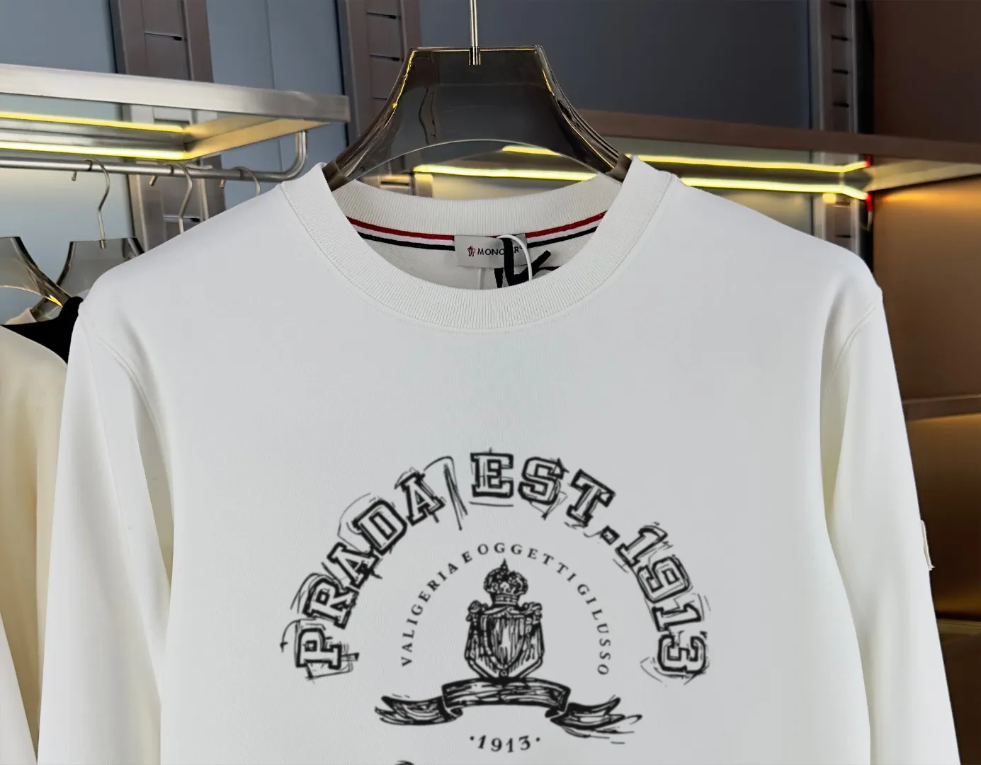 P210 high version sweatshirt) 📦With exclusive packaging📦 [Long-term ready stock] Upgraded version "Mobile phone smart sensor ~ NFC chip armband ~ Directly to the official website for anti-counterfeiting" 〖 𝐌𝐎𝐍𝐂𝐋𝐄𝐑 ~ Mouth covering〗 2025 new high quality, using 450 grams of heavyweight fabric Different from the market currency, you can mix and match everything at will and you will be handsome😎The whole clothes is made of double waistcoats. The double waistcoats make the whole dress more three-dimensional. It is not an ordinary factory that can do such fine work. 2025 autumn and winter new style, on sale at the counter, exquisite printed round neck terry sweatshirt. High-end double-ply cotton. Customized stretch ribs are dyed in the same vat. Three standards are complete. It is matched with digital printing patterns and is very breathable. Same style for men and women. Color: black, white, apricot. Size: S M L XL 2XL