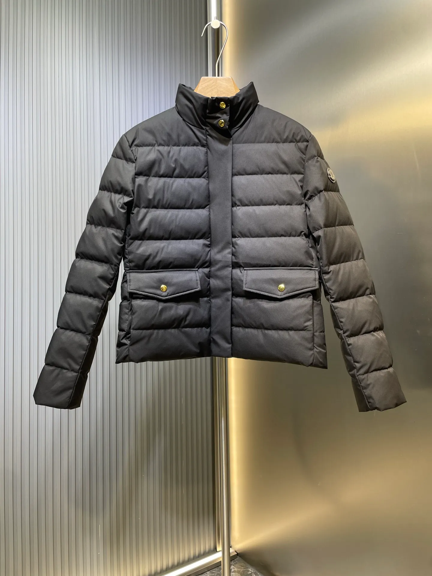P710 Moncler 🌟Stand-lapel down cotton jacket Customized YB imported windproof and environmentally friendly regenerated nylon material. The process is restored and upgraded. The material has the waterproof, windproof and cold-proof function of nylon. Down cotton filling inside makes the whole piece light and warm. Zipper placket. Lapel stand-up collar two-wear design. Classic rectangular strip embossed treatment. Various styles. Iconic and obvious logo embellishment on the outside of the arm, showing a low-key sense of luxury. Lapel pocket design is practical to keep out the cold. Exquisite details can successfully get rid of dullness. Integrate warmth and fashion. Customized surface accessories. Look for the correct version. Down filling standard: national standard 90 down. Size: s m l