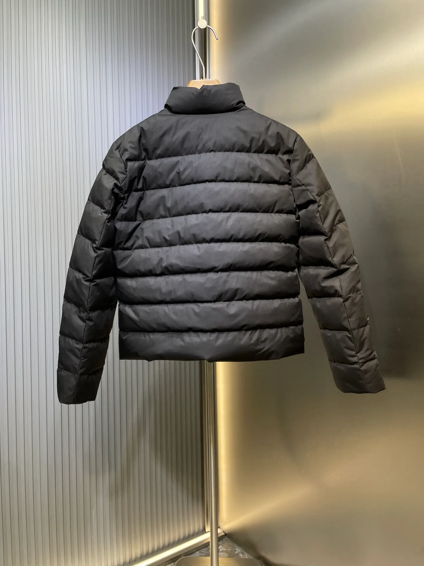 P710 Moncler 🌟Stand-lapel down cotton jacket Customized YB imported windproof and environmentally friendly regenerated nylon material. The process is restored and upgraded. The material has the waterproof, windproof and cold-proof function of nylon. Down cotton filling inside makes the whole piece light and warm. Zipper placket. Lapel stand-up collar two-wear design. Classic rectangular strip embossed treatment. Various styles. Iconic and obvious logo embellishment on the outside of the arm, showing a low-key sense of luxury. Lapel pocket design is practical to keep out the cold. Exquisite details can successfully get rid of dullness. Integrate warmth and fashion. Customized surface accessories. Look for the correct version. Down filling standard: national standard 90 down. Size: s m l