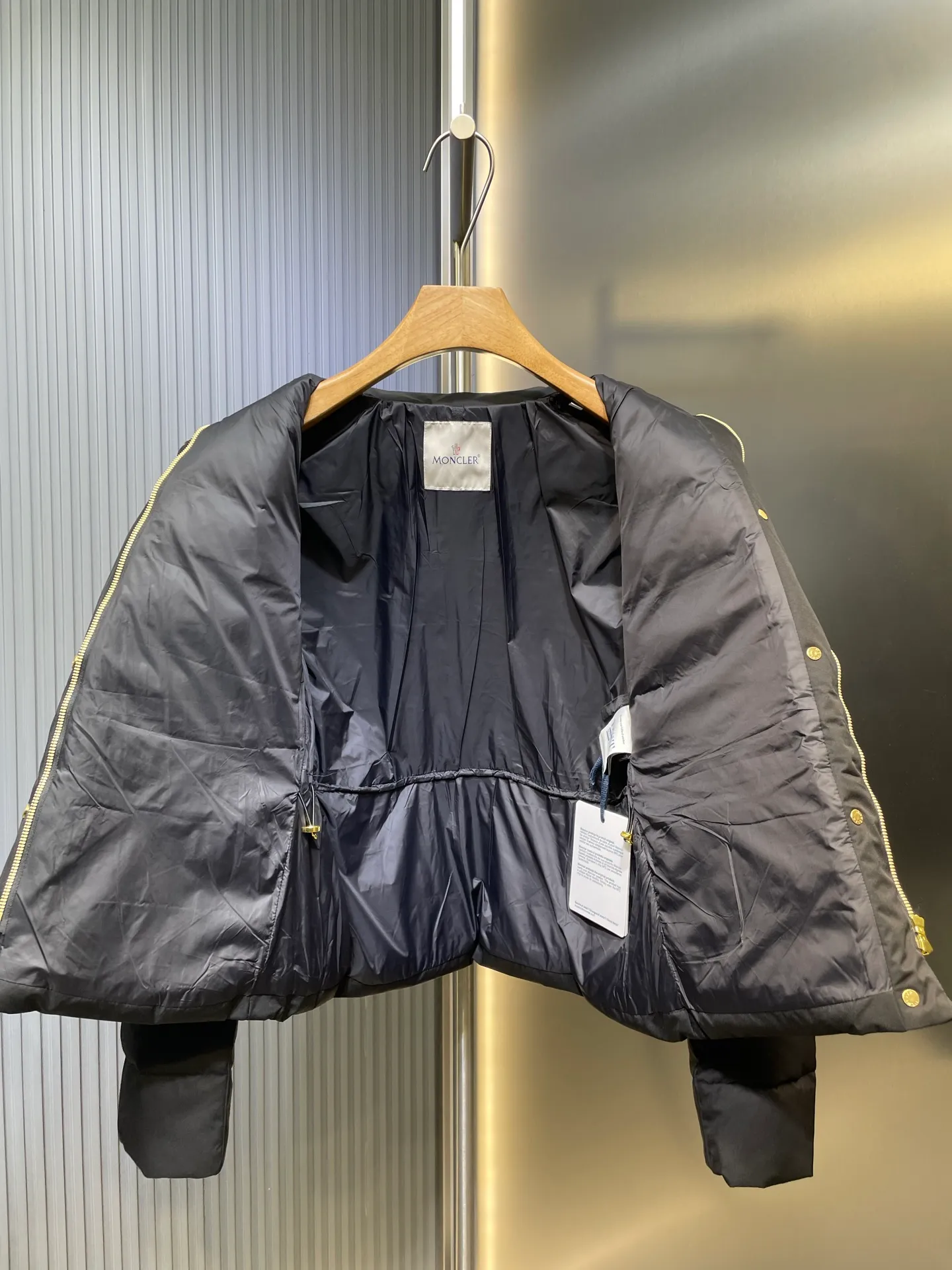 P710 Moncler 🌟Stand-lapel down cotton jacket Customized YB imported windproof and environmentally friendly regenerated nylon material. The process is restored and upgraded. The material has the waterproof, windproof and cold-proof function of nylon. Down cotton filling inside makes the whole piece light and warm. Zipper placket. Lapel stand-up collar two-wear design. Classic rectangular strip embossed treatment. Various styles. Iconic and obvious logo embellishment on the outside of the arm, showing a low-key sense of luxury. Lapel pocket design is practical to keep out the cold. Exquisite details can successfully get rid of dullness. Integrate warmth and fashion. Customized surface accessories. Look for the correct version. Down filling standard: national standard 90 down. Size: s m l