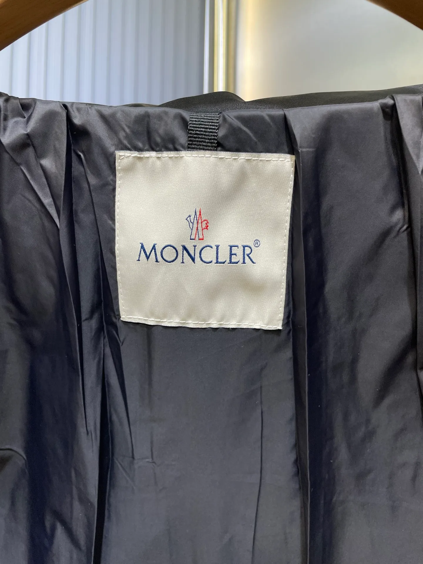 P710 Moncler 🌟Stand-lapel down cotton jacket Customized YB imported windproof and environmentally friendly regenerated nylon material. The process is restored and upgraded. The material has the waterproof, windproof and cold-proof function of nylon. Down cotton filling inside makes the whole piece light and warm. Zipper placket. Lapel stand-up collar two-wear design. Classic rectangular strip embossed treatment. Various styles. Iconic and obvious logo embellishment on the outside of the arm, showing a low-key sense of luxury. Lapel pocket design is practical to keep out the cold. Exquisite details can successfully get rid of dullness. Integrate warmth and fashion. Customized surface accessories. Look for the correct version. Down filling standard: national standard 90 down. Size: s m l